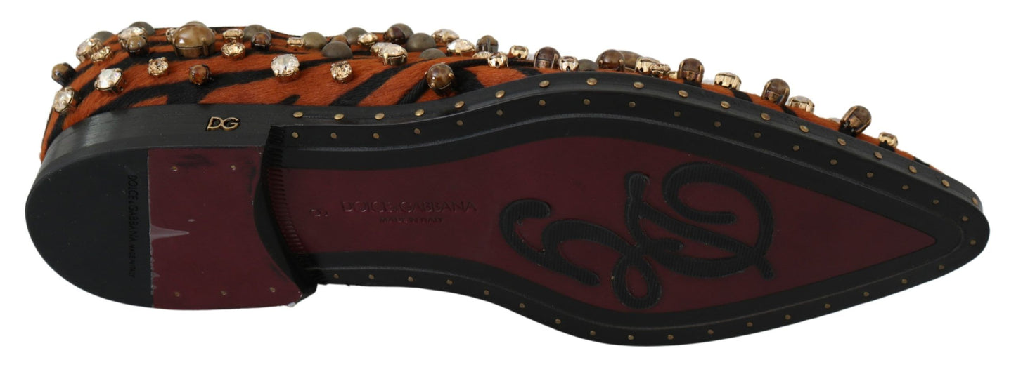 فستان دولتشي آند غابانا البرتقالي بشعر المهر الكريستالي وحذاء بروكي