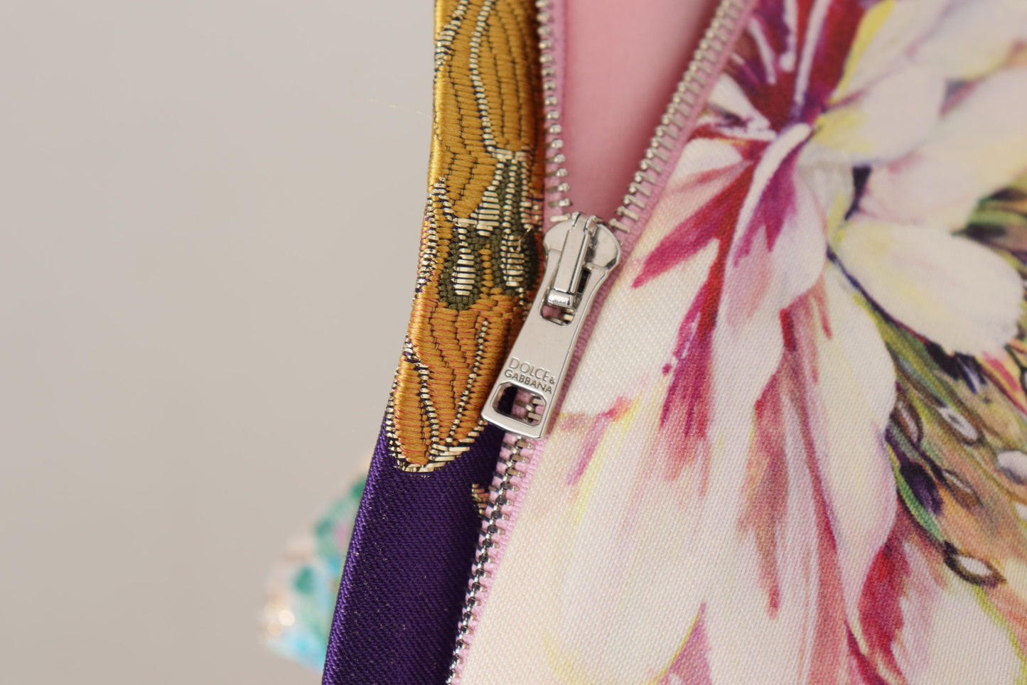 فستان دولتشي آند غابانا متوسط الطول من الحرير الجاكار المزخرف بالزهور