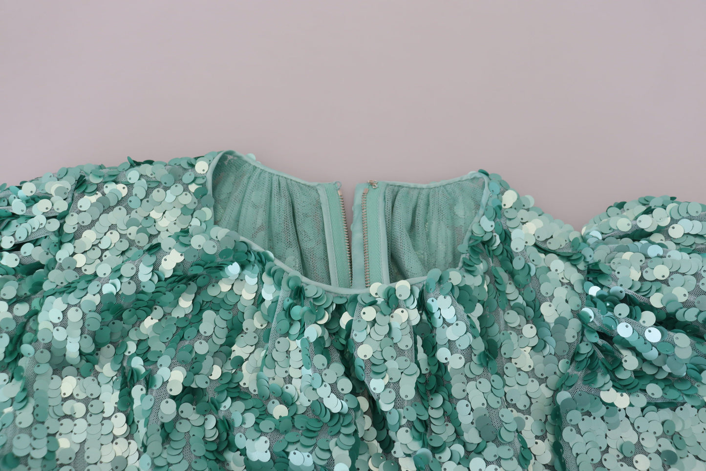 فستان دولتشي آند غابانا أزرق من النايلون المزين بالترتر والمطوي