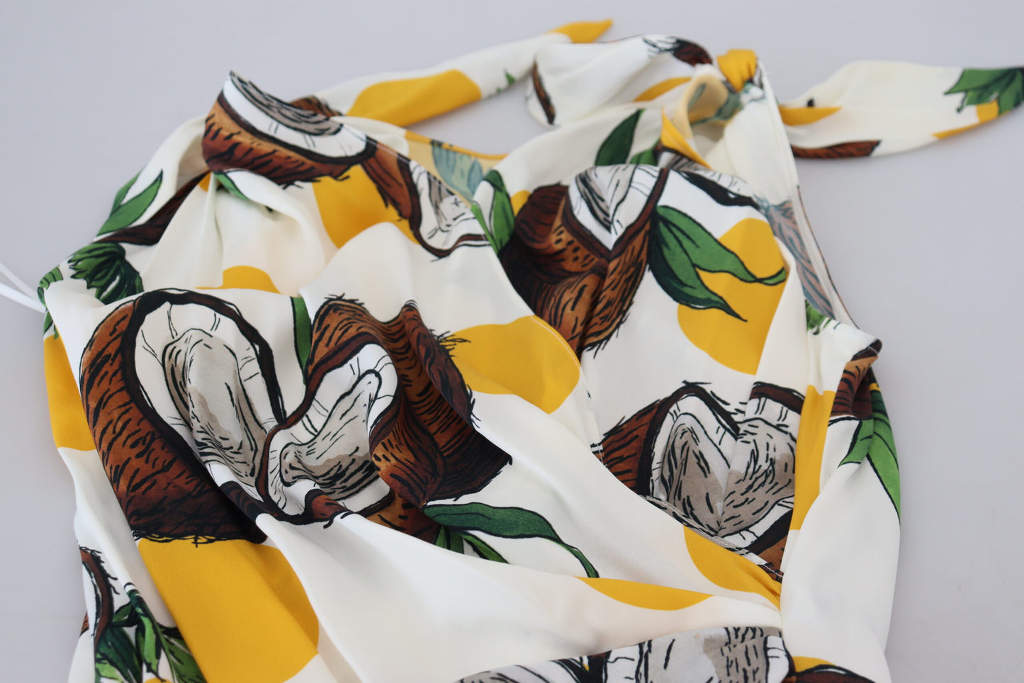 فستان دولتشي آند غابانا قصير من الحرير بطبعة جوز الهند باللون الأبيض