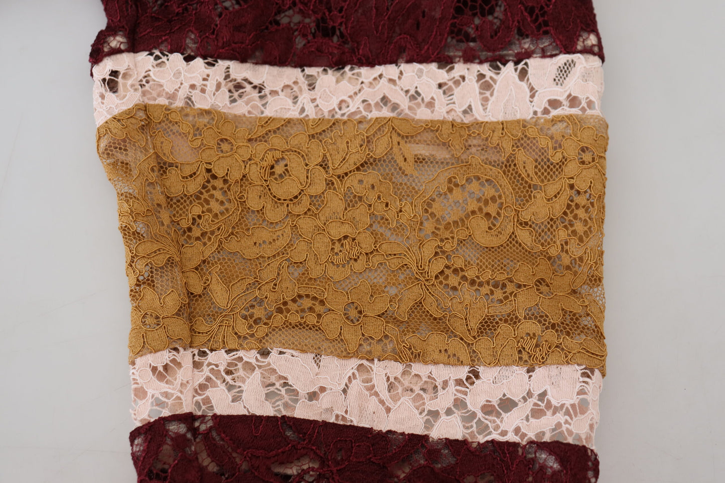 سترة دولتشي آند غابانا متعددة الألوان من الدانتيل بفتحة رقبة على شكل حرف V