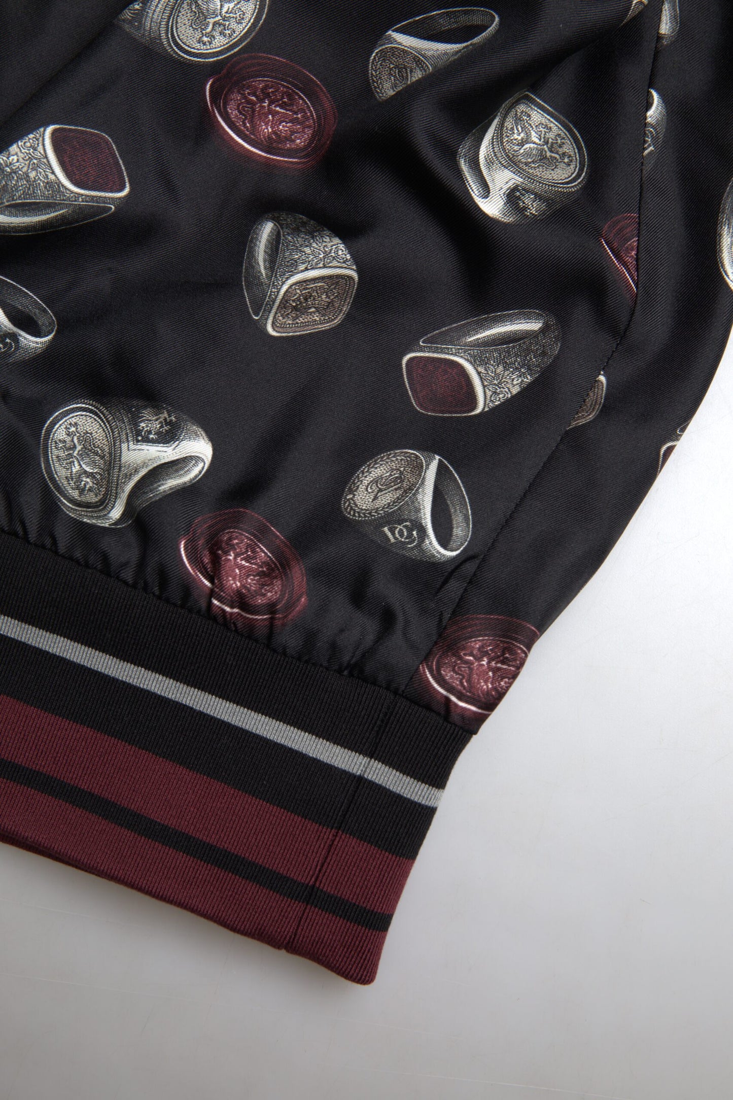 سترة دولتشي آند غابانا الحريرية ذات الرقبة المستديرة بطبعة حلقات سوداء