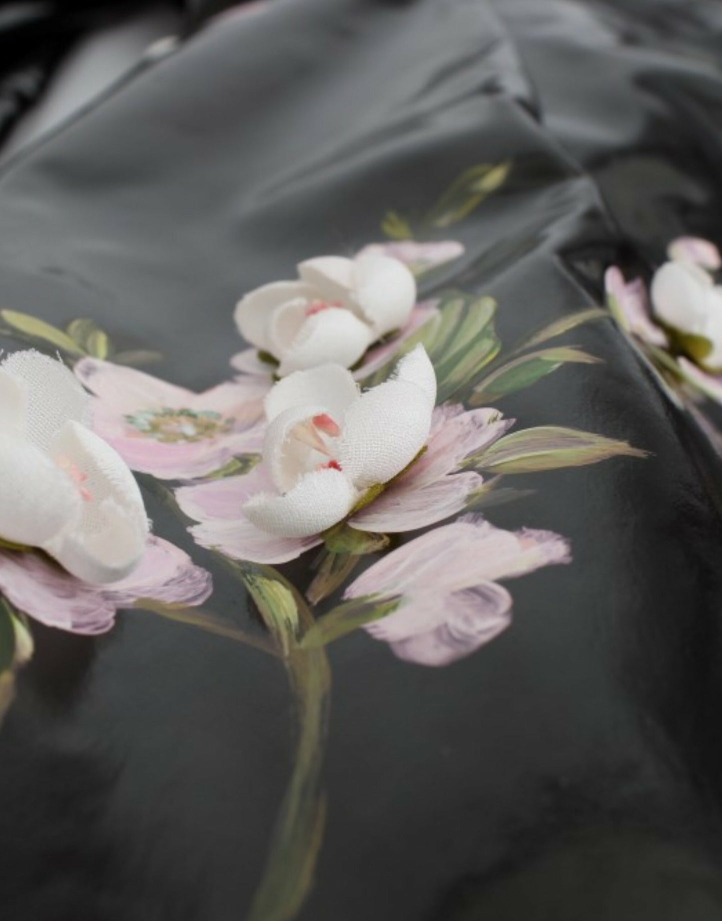 فستان دولتشي آند غابانا باللون الأسود المطلي يدويًا بالزهور