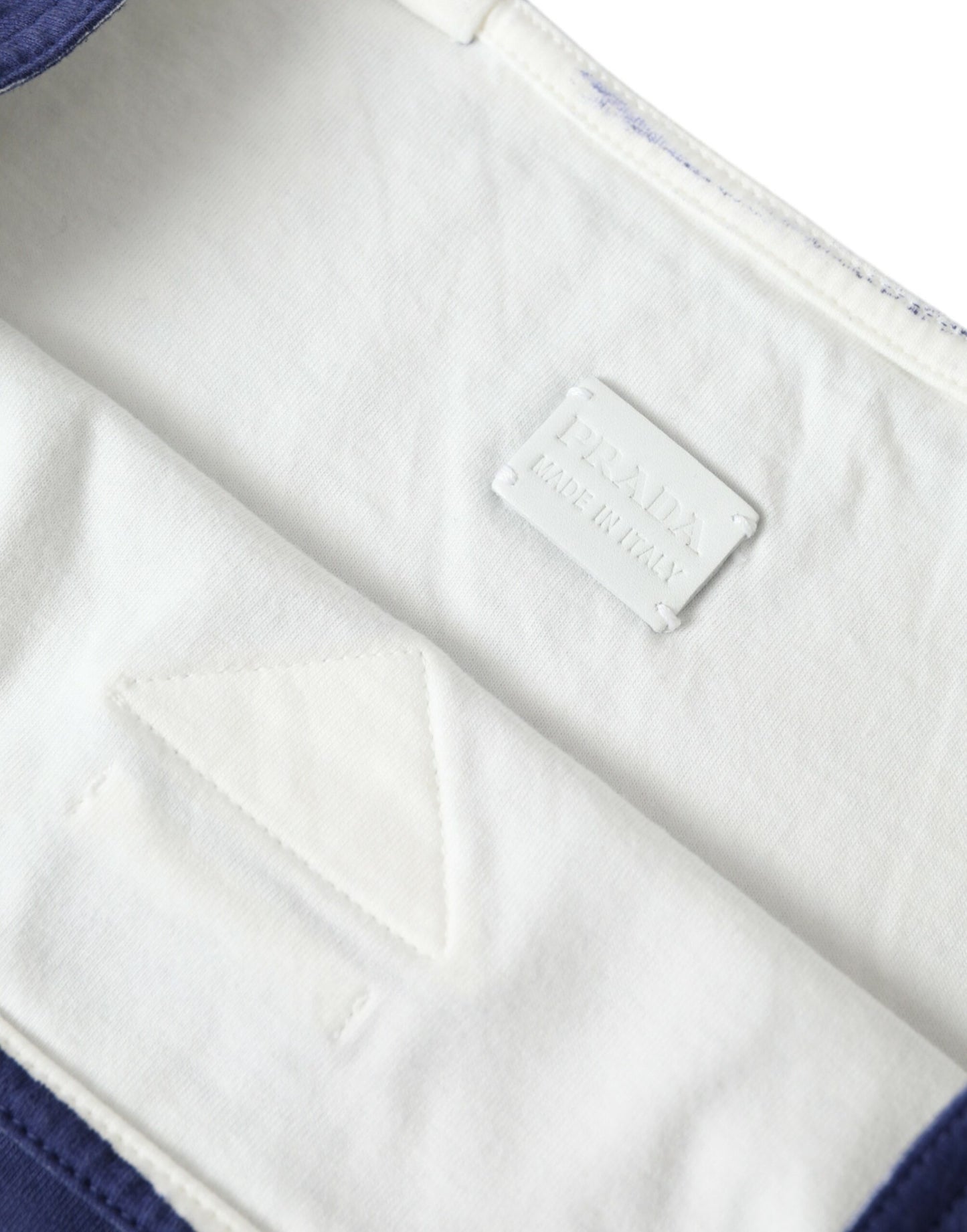 حقيبة تسوق برادا زرقاء من قماش الجيرسي مع شعار على الكتف