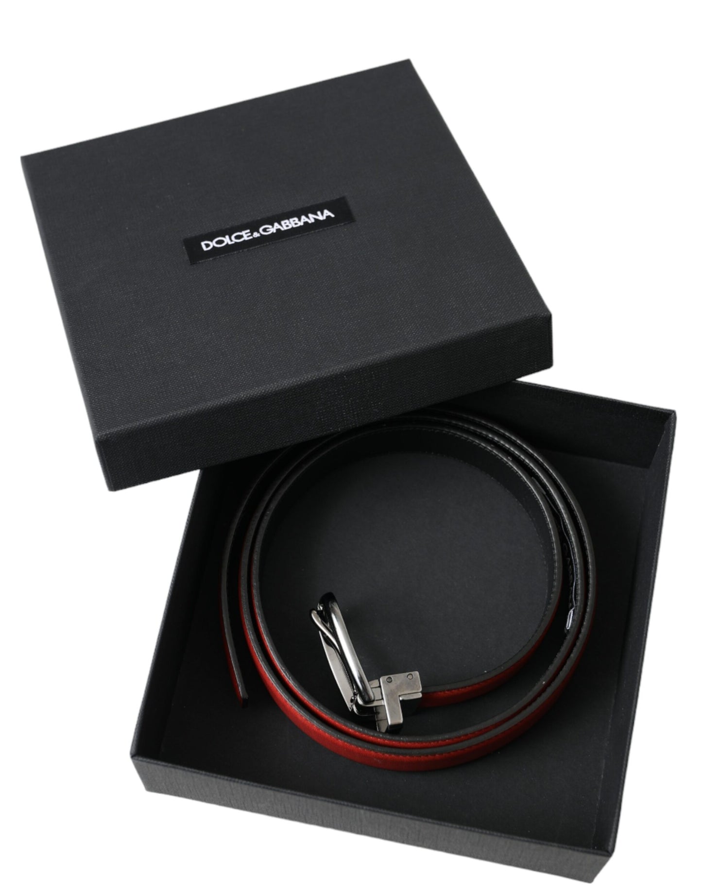 حزام دولتشي آند غابانا للرجال من الجلد الأحمر مع مشبك معدني فضي