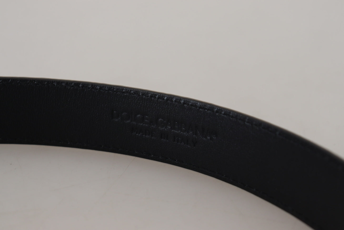 حزام دولتشي آند غابانا من الجلد الأسود الفاخر بمشبك معدني ذهبي