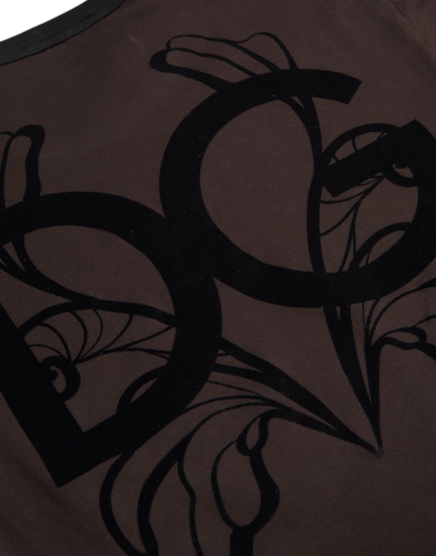 سترة دولتشي آند غابانا بنية اللون بشعار DG وياقة دائرية