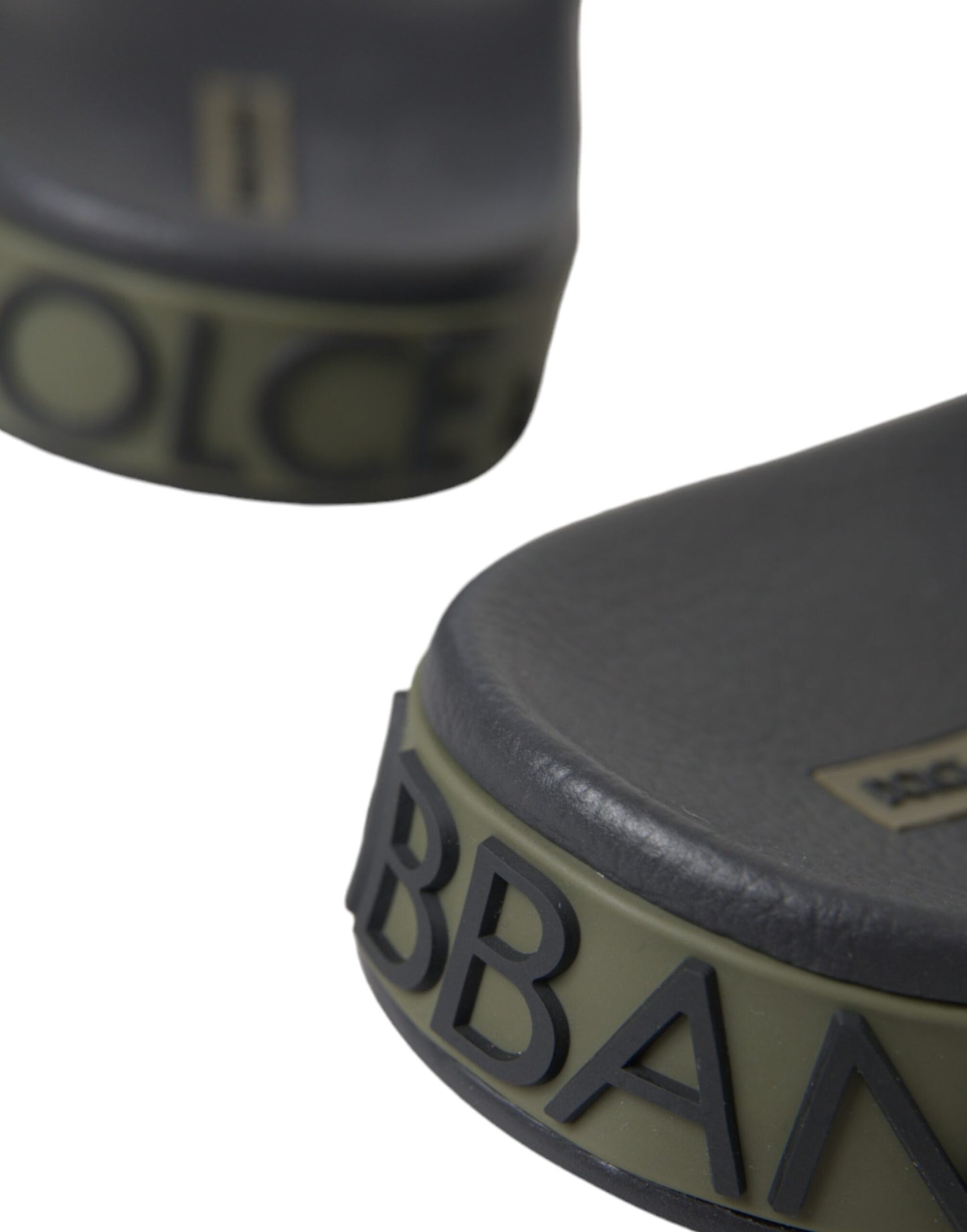 حذاء رجالي من الجلد متعدد الألوان بتصميم مموه من دولتشي آند غابانا للشاطئ