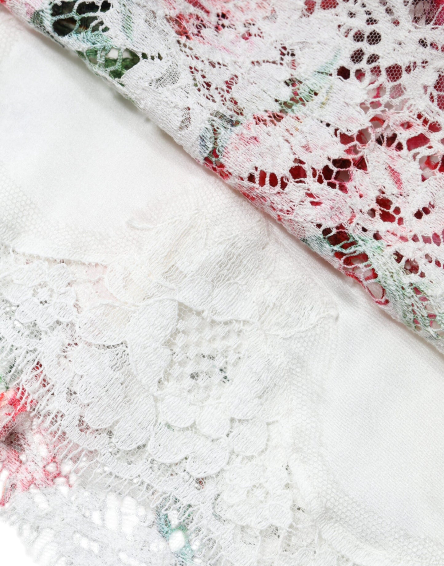 بلوزة دولتشي آند غابانا بيضاء من الدانتيل بأكمام قصيرة