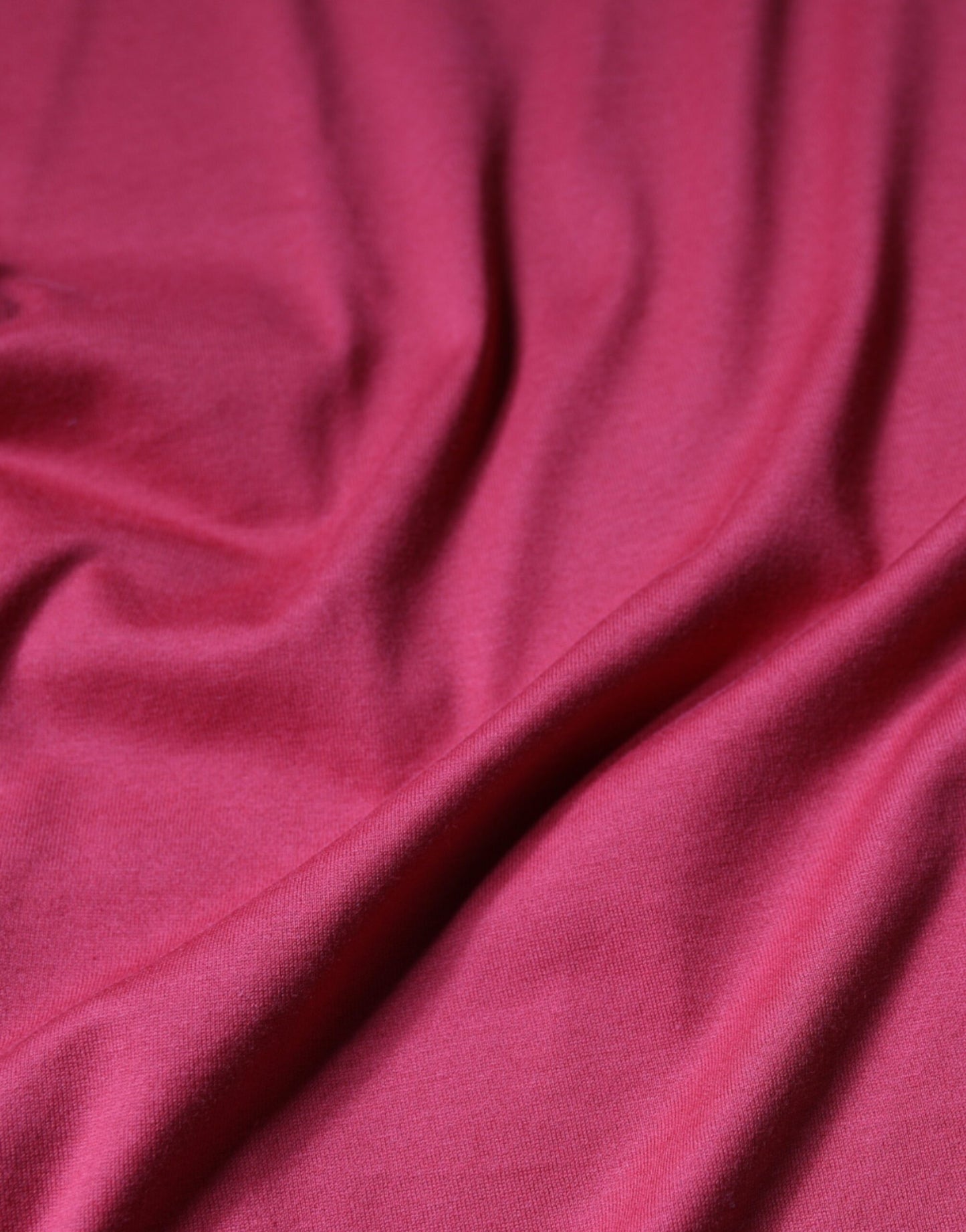 تي شيرت دولتشي آند غابانا أحمر قطني بطبعة شعار DG ورقبة دائرية