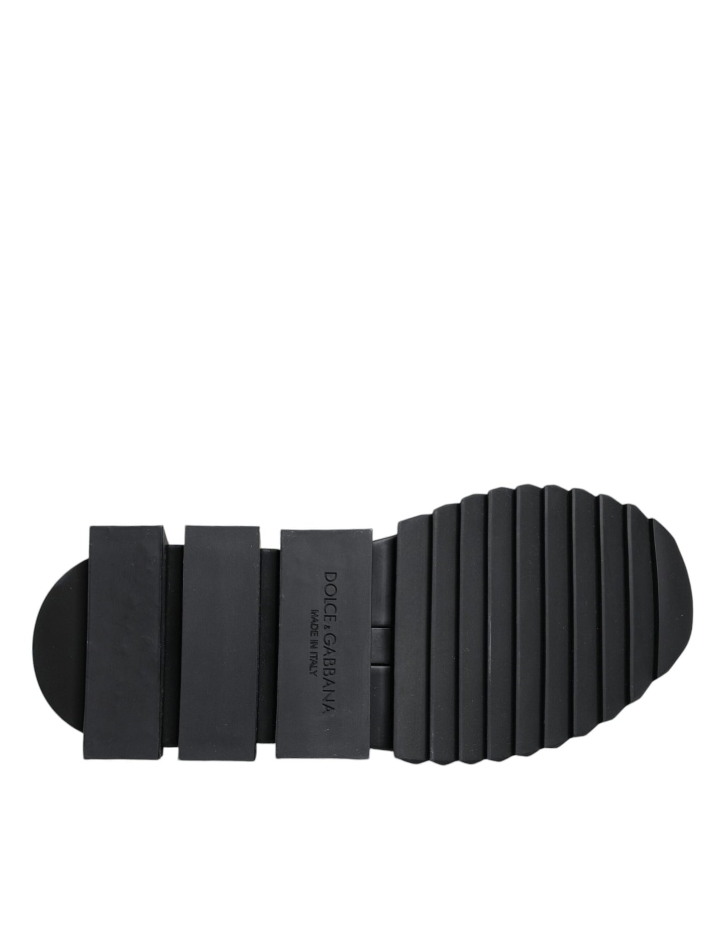 جوارب سوداء بشعار دولتشي آند غابانا وأحذية رياضية