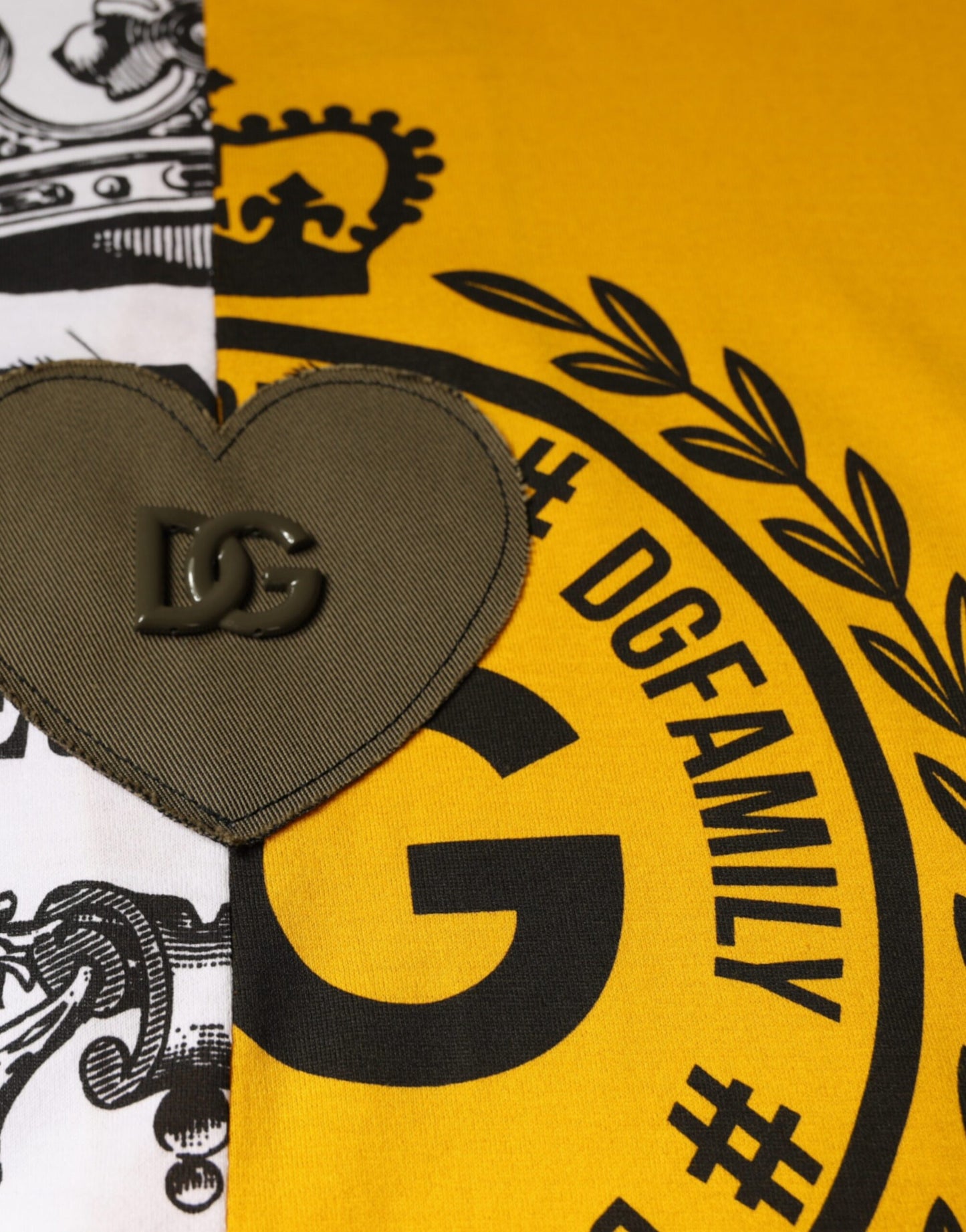 تي شيرت دولتشي آند غابانا أبيض وأصفر مطبوع عليه شعار دولتشي آند غابانا بأكمام قصيرة