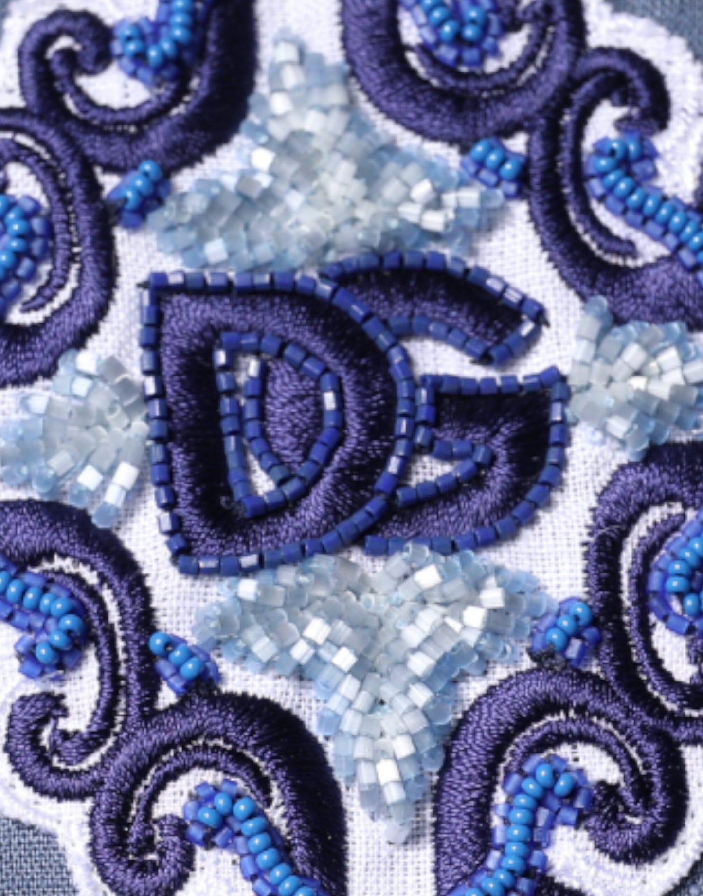 قميص دولتشي آند غابانا أزرق بأكمام طويلة وأزرار للإغلاق