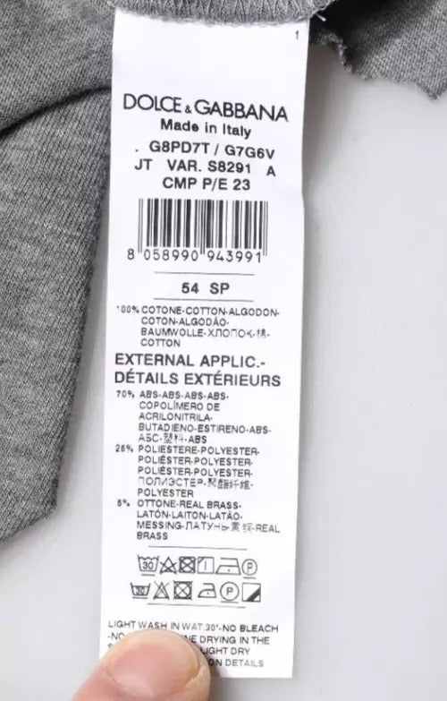 تي شيرت دولتشي آند غابانا رمادي اللون برقبة دائرية وأكمام قصيرة وشعار