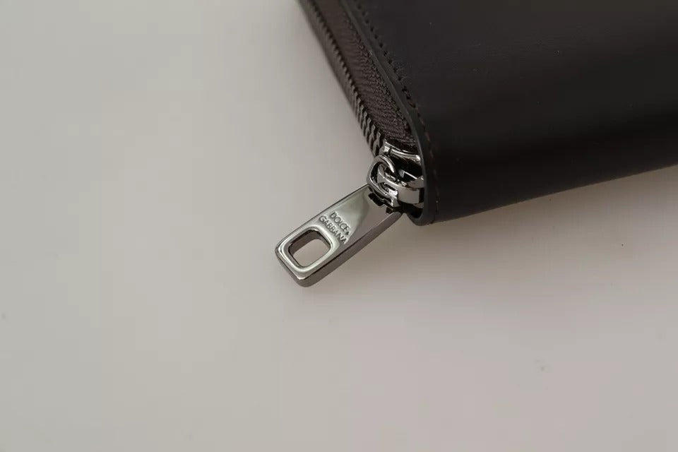 محفظة دولتشي آند غابانا كونتيننتال كلاتش بسحاب من الجلد البني الفاخر