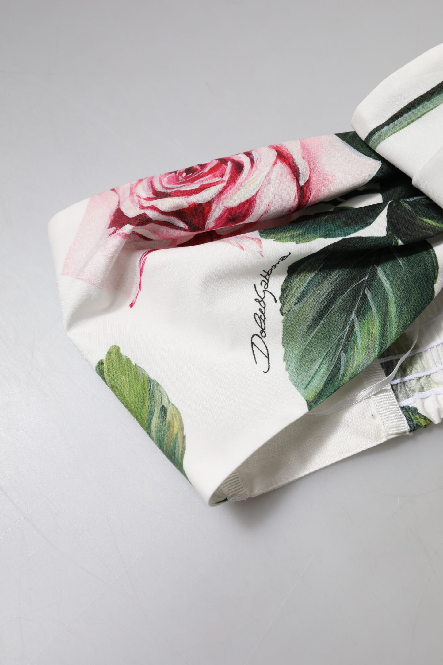 بلوزة دولتشي آند غابانا قصيرة بطبعة زهور بيضاء