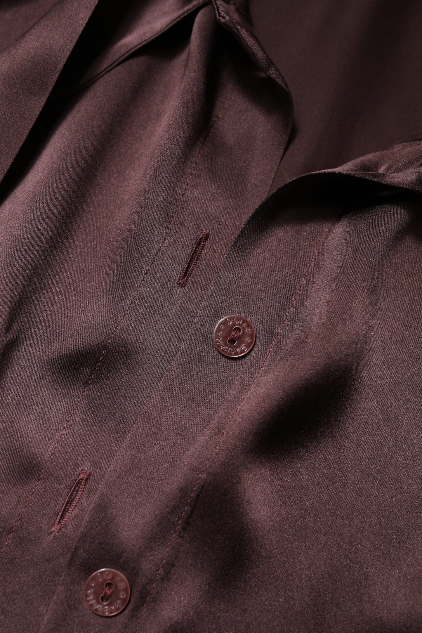 بلوزة دولتشي آند غابانا بنية اللون بأكمام طويلة وياقة أسكوت