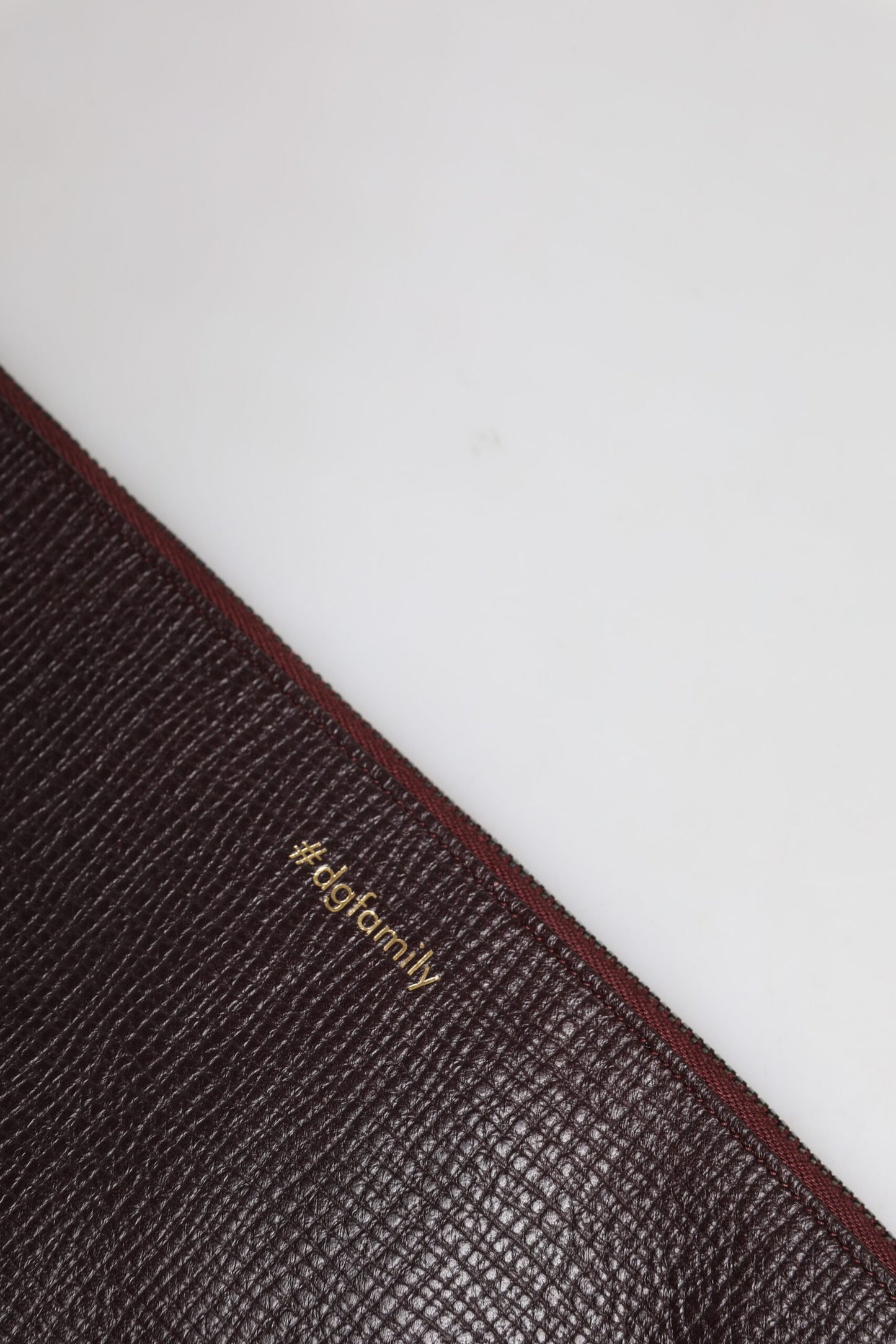 حقيبة كلاتش رجالية مزينة من دولتشي آند غابانا، مصنوعة من الجلد البني #DGFAMILY