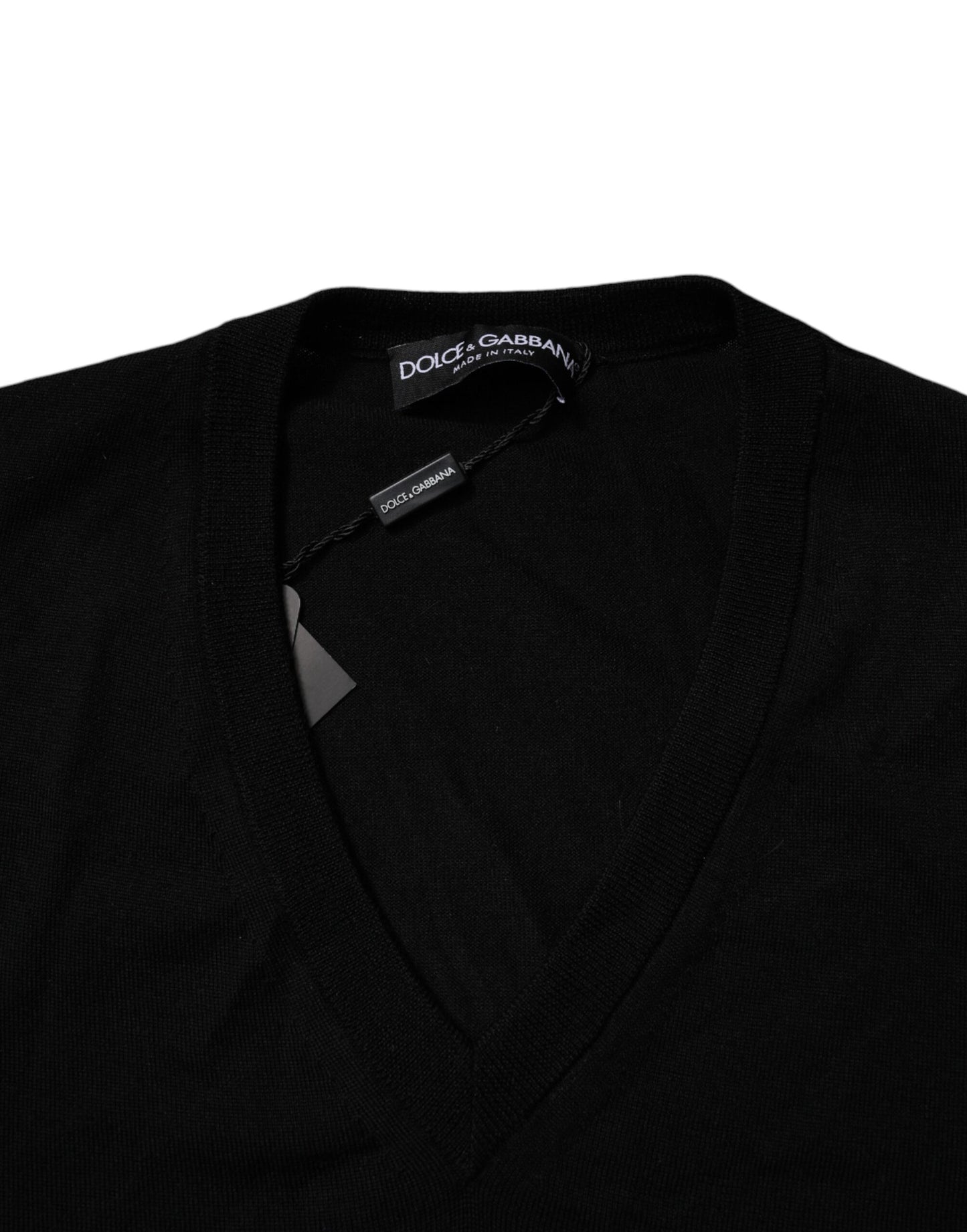 سترة دولتشي آند غابانا سوداء مموهة بفتحة رقبة على شكل حرف V