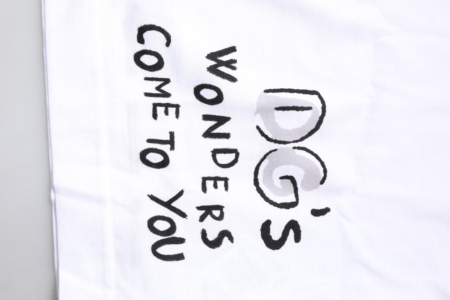 تي شيرت دولتشي آند غابانا أبيض بأكمام قصيرة من قماش الجيرسي المطبوع