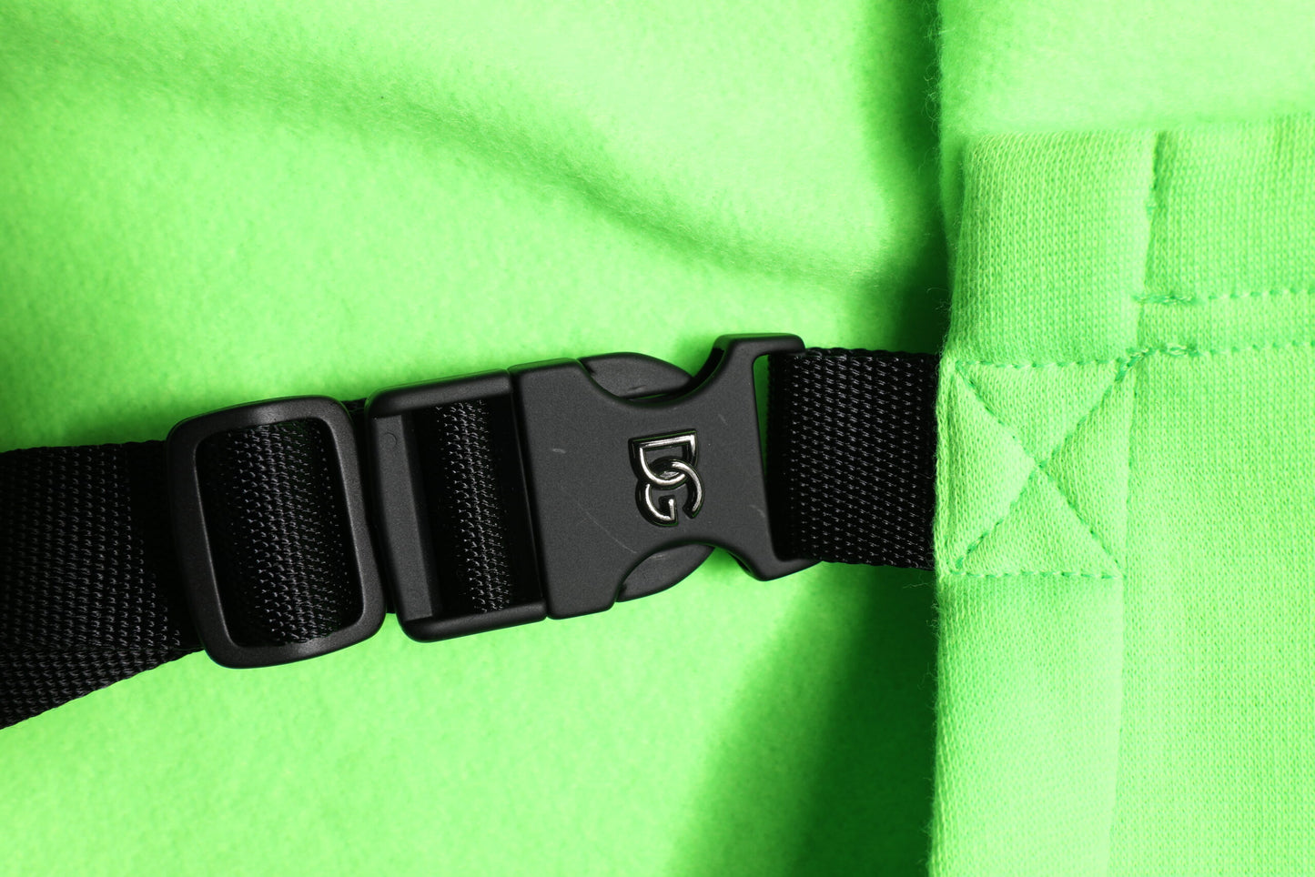 سترة رياضية بغطاء رأس من البوليستر باللون الأخضر من دولتشي آند غابانا