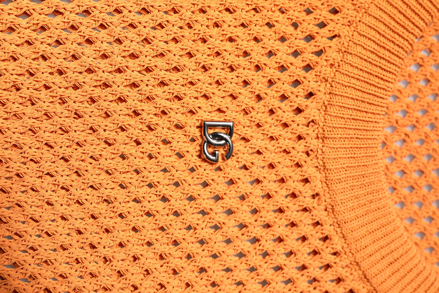 تي شيرت دولتشي آند غابانا برتقالي من الكشمير بياقة دائرية وبدون أكمام