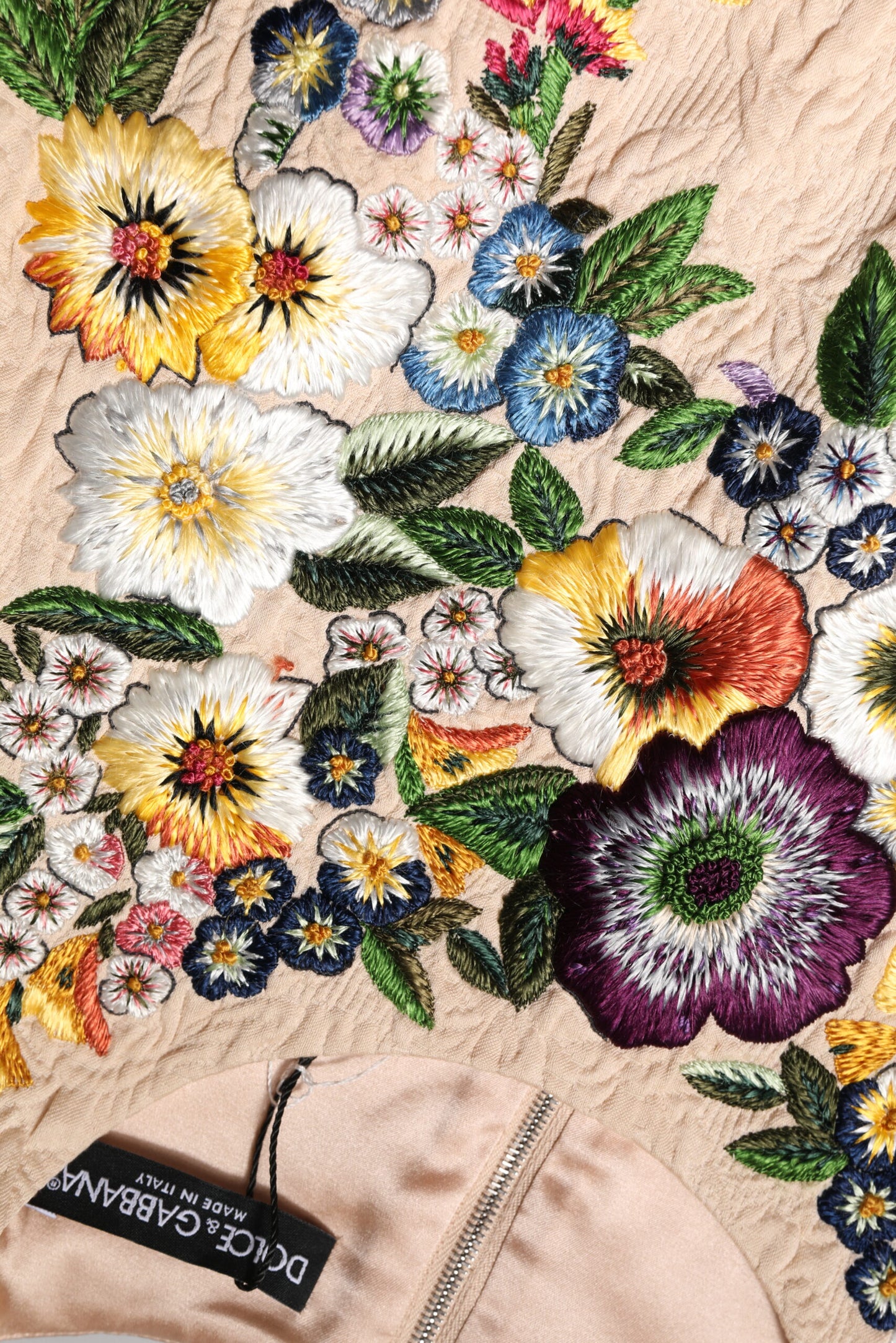 بلوزة دولتشي آند غابانا بدون أكمام مطرزة بالورود باللون البيج