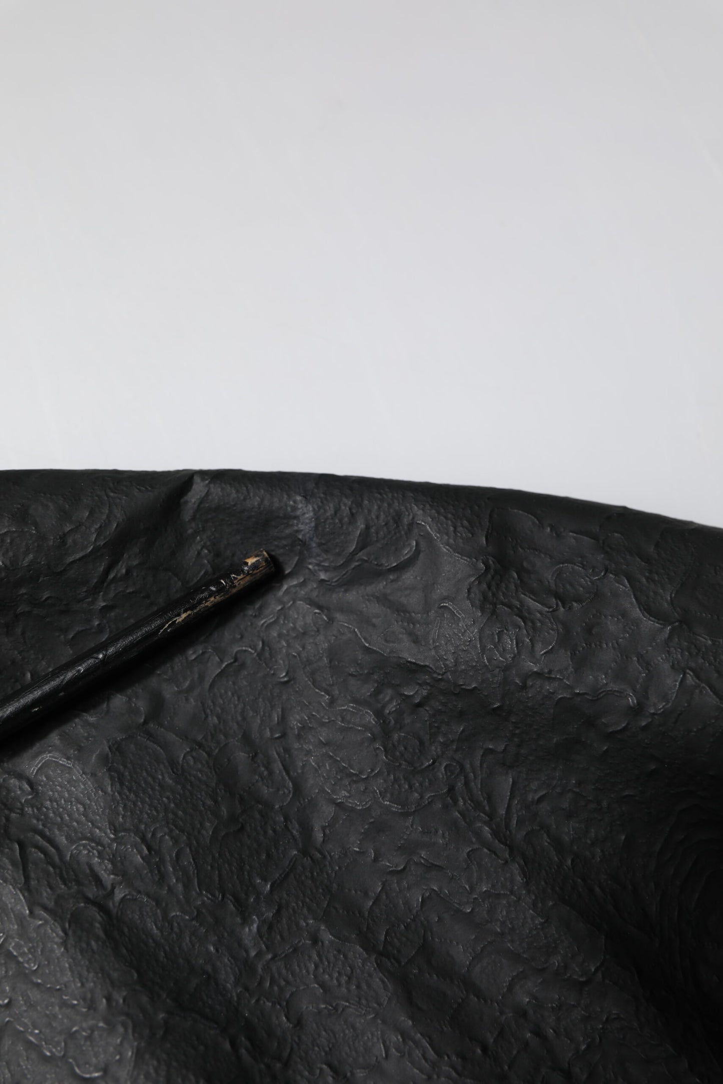 تي شيرت دولتشي آند غابانا أسود من القطن بأكمام قصيرة ورقبة على شكل حرف V