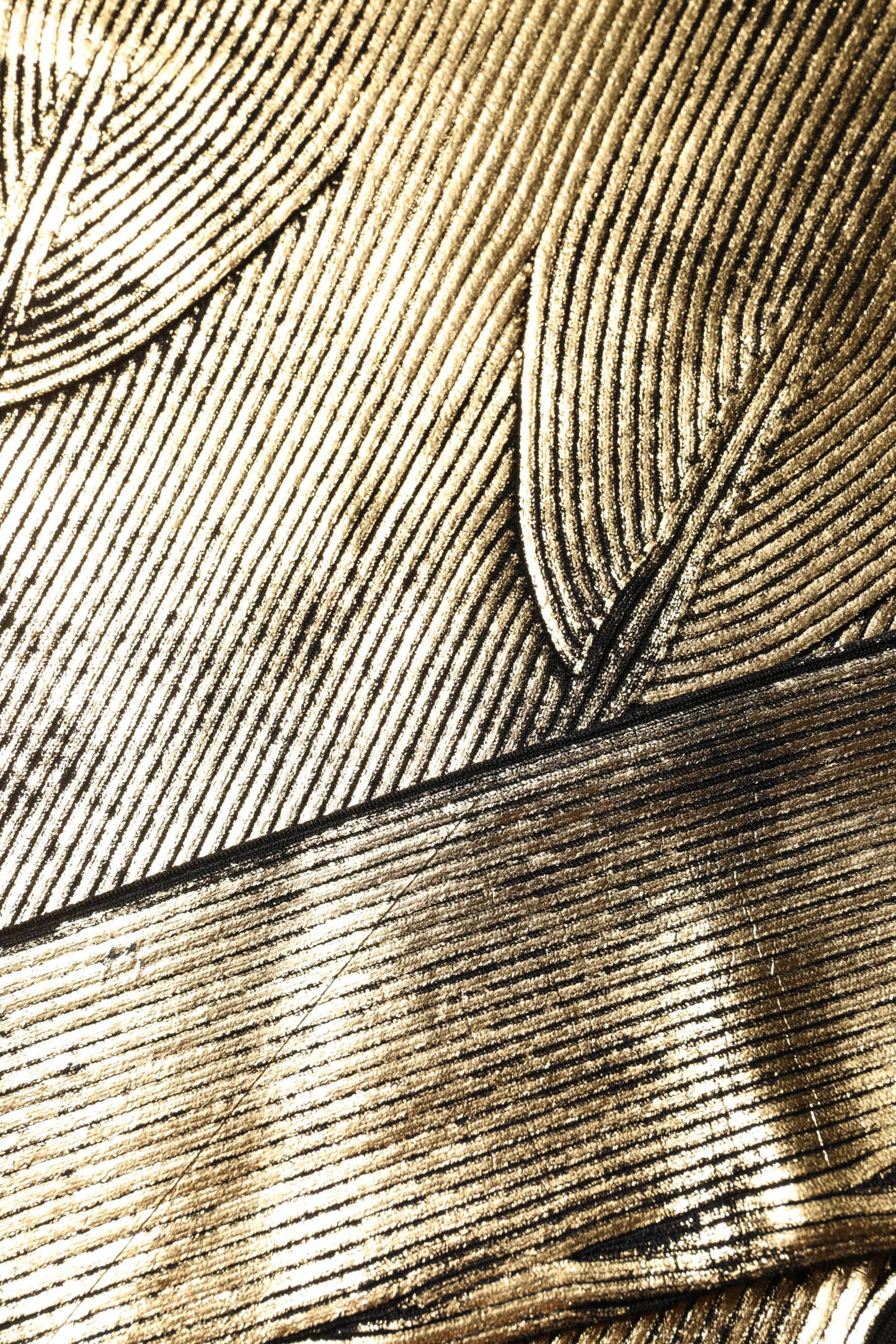 بلوزة دولتشي آند غابانا الذهبية بياقة دائرية وأكمام طويلة