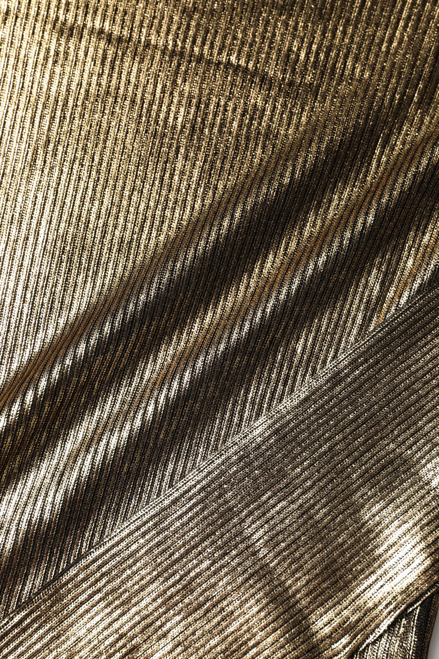 بلوزة دولتشي آند غابانا الذهبية بياقة دائرية وأكمام طويلة