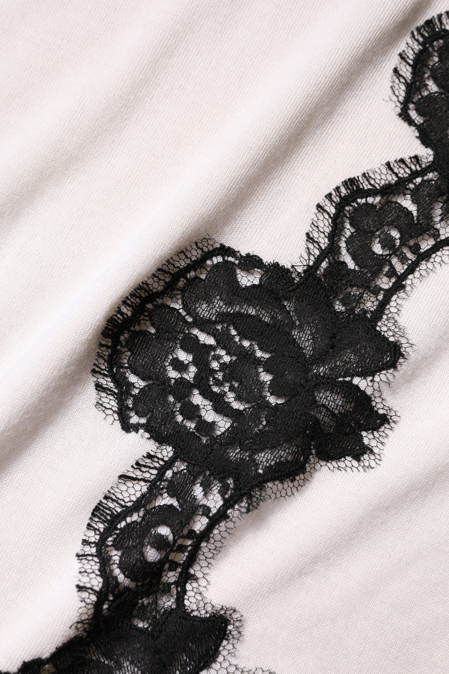 توب دولتشي آند غابانا أبيض من الكشمير مع تفاصيل دانتيل زهرية