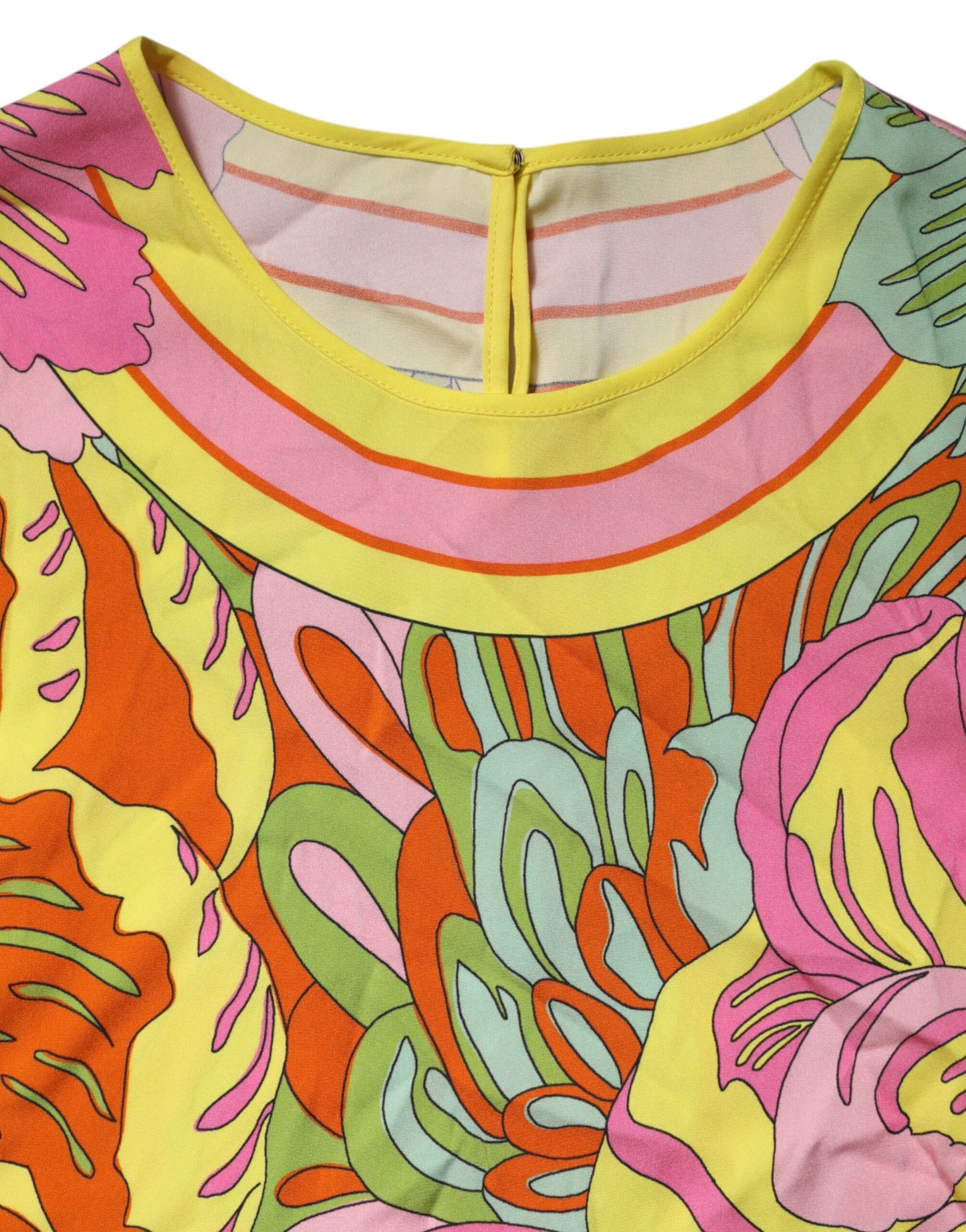 بلوزة دولتشي آند غابانا متعددة الألوان مزينة بالزهور، بياقة دائرية وبدون أكمام