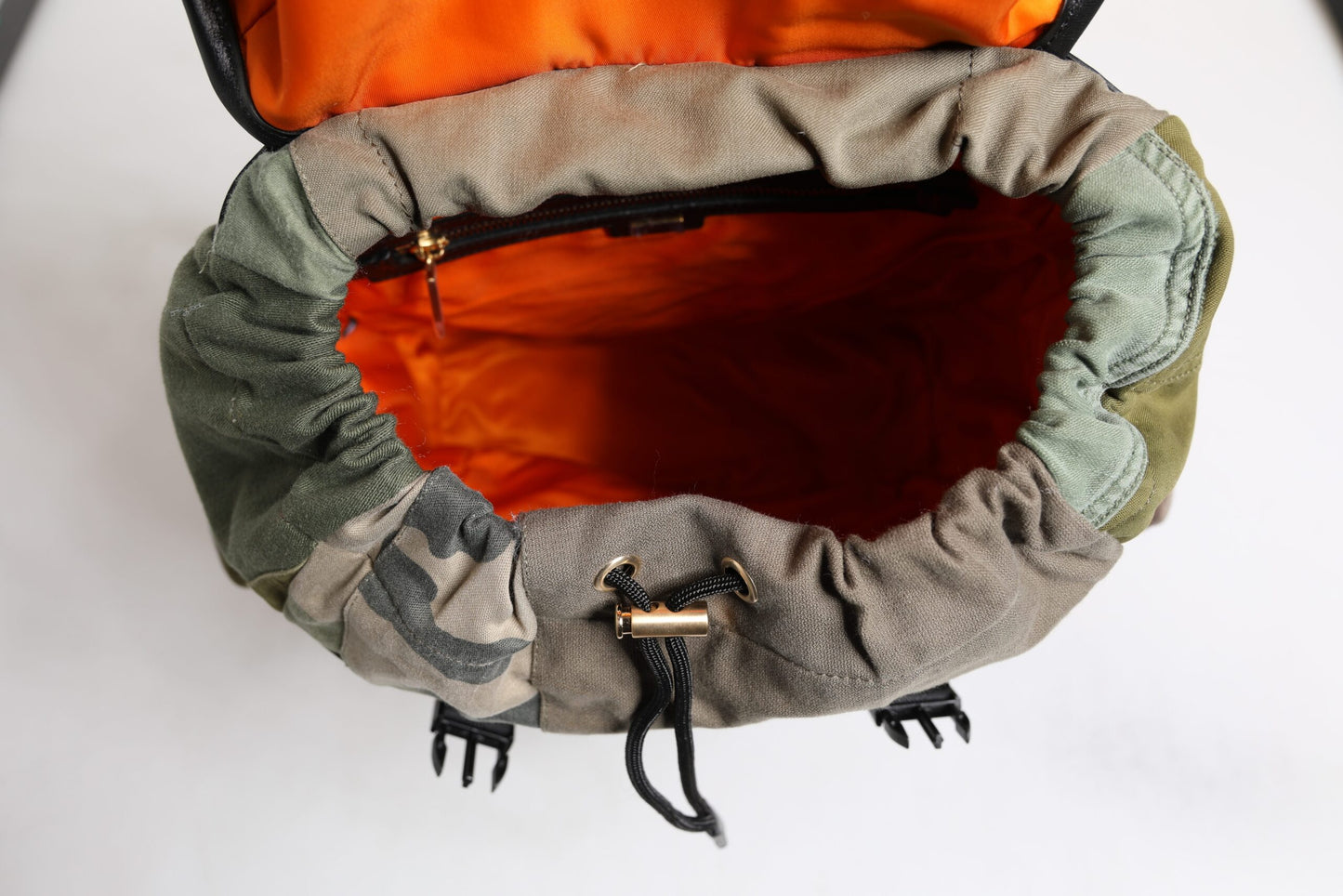 حقيبة ظهر عسكرية للسفر من دولتشي آند غابانا باللون الأخضر المرقعة