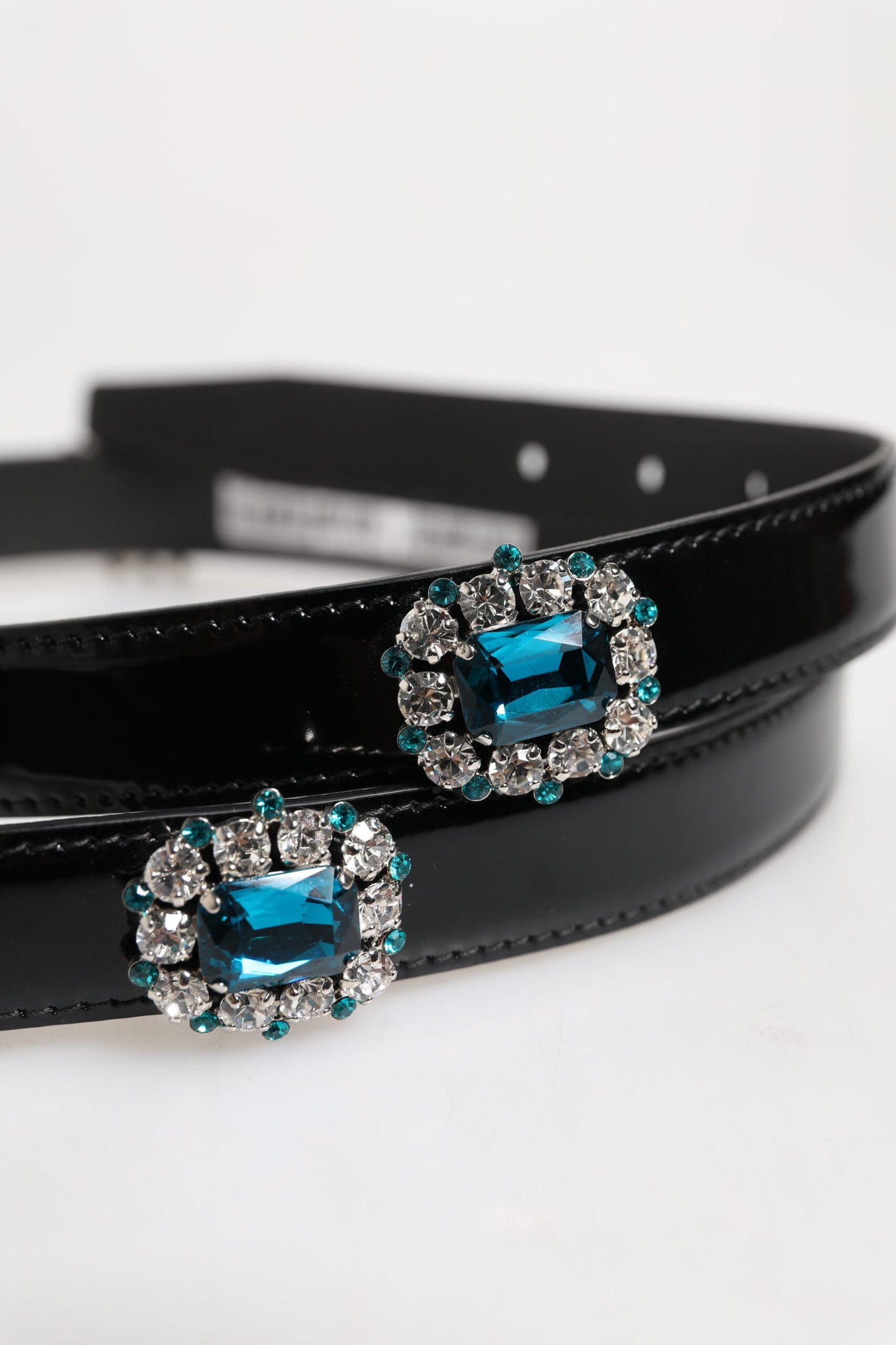 حزام دولتشي آند غابانا الأسود المزين بشعار معدني ومشبك