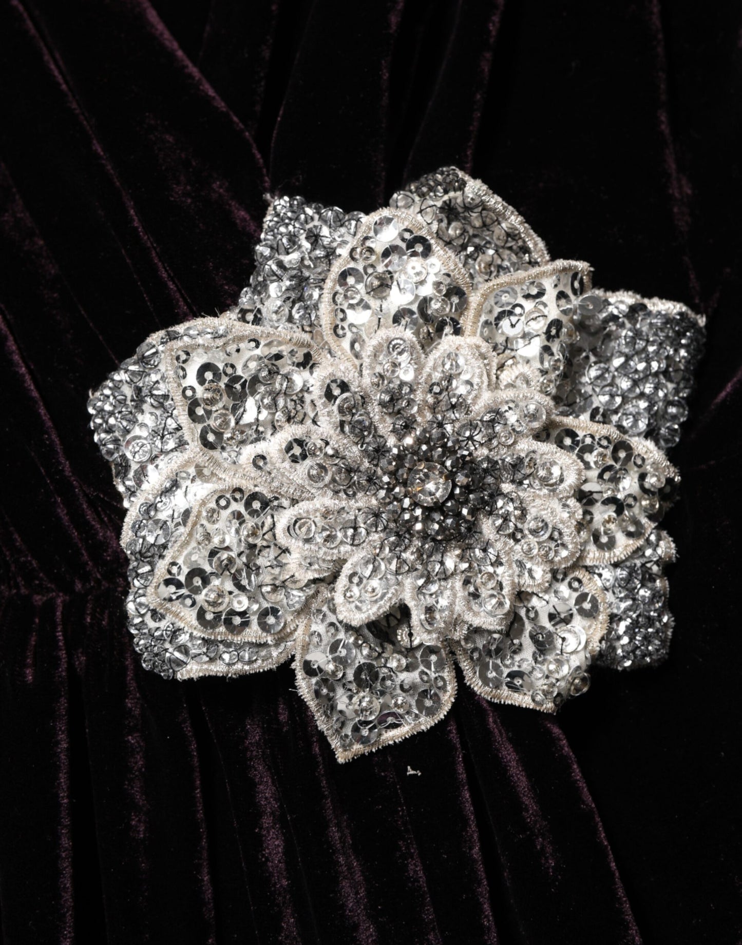 فستان دولتشي آند غابانا الأسود المخملي المزين بالزهور