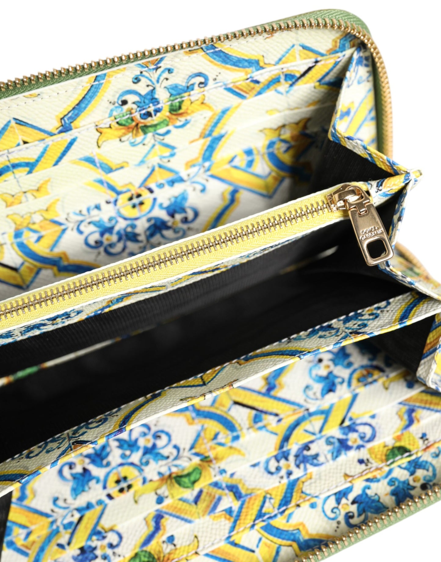 محفظة كونتينينتا من دولتشي آند غابانا، مصنوعة من الجلد الأخضر، مزودة بسحاب ولوحة شعار