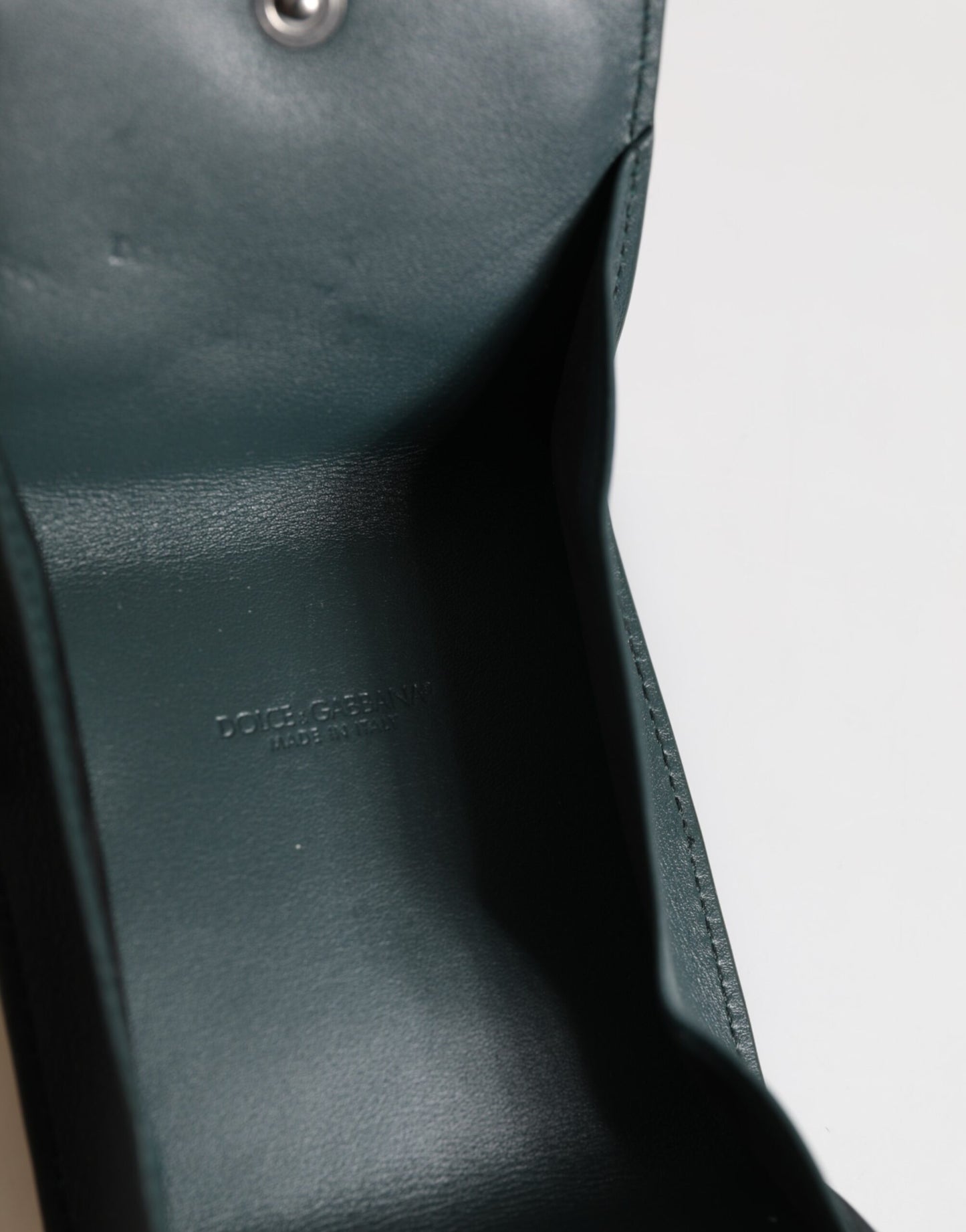 محفظة دولتشي آند غابانا للعملات المعدنية بشعار DG باللون الأخضر الداكن