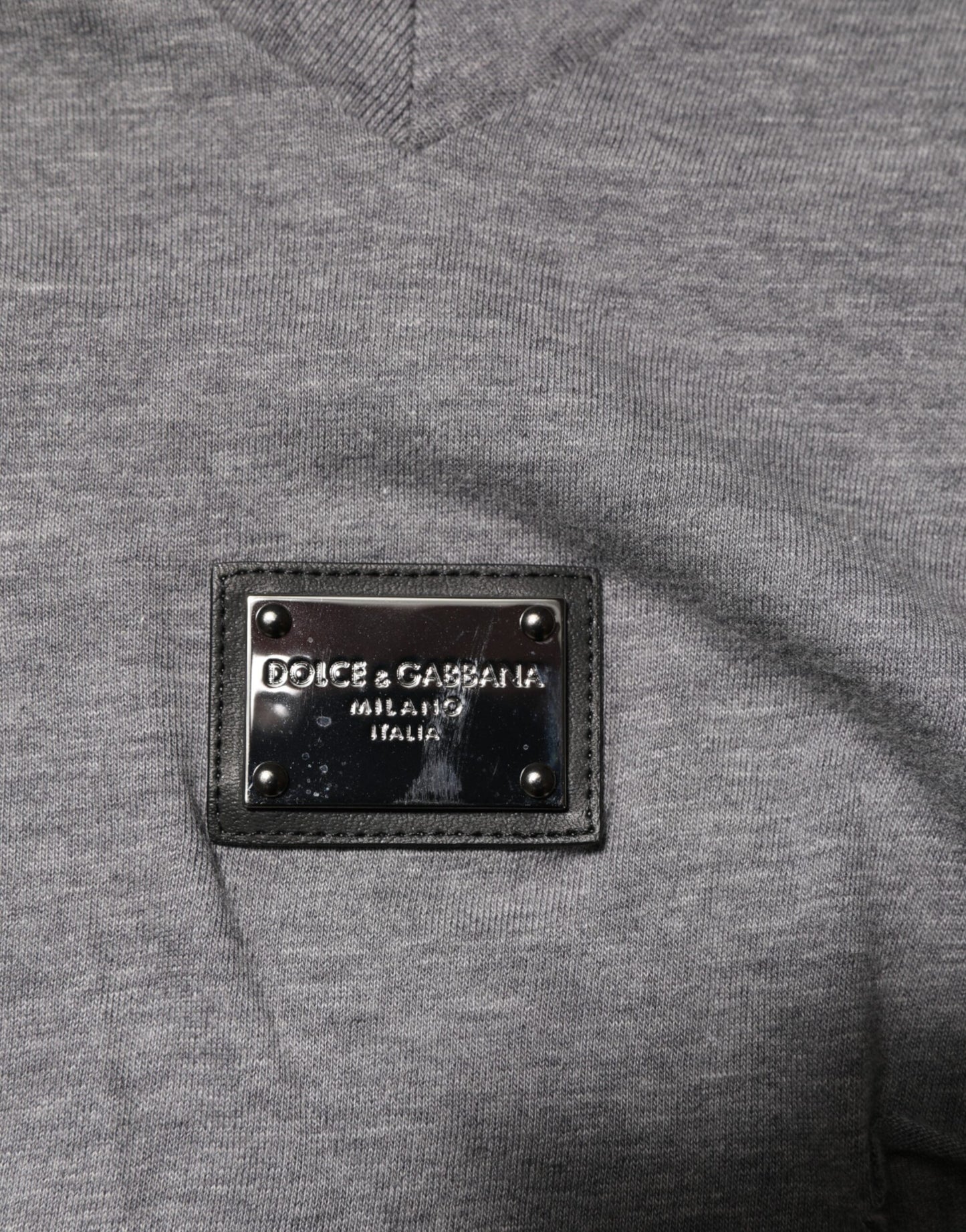 تيشيرت رجالي من دولتشي آند غابانا رمادي من القطن برقعة شعار ممزقة