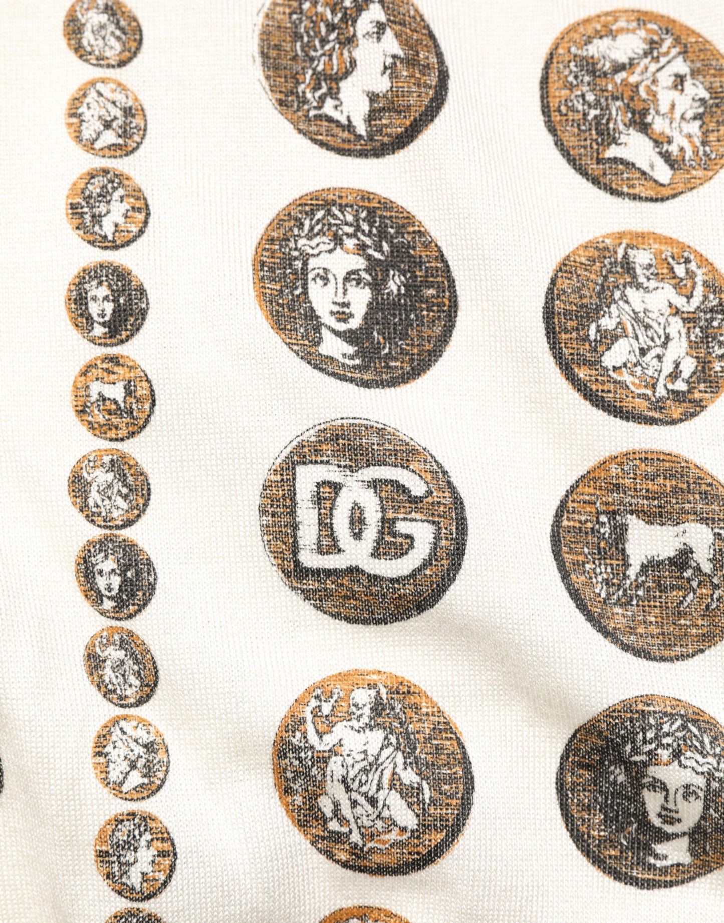 تيشيرت بولو رجالي من دولتشي آند غابانا، حرير عاجي، مطبوع عليه شعار العملات المعدنية