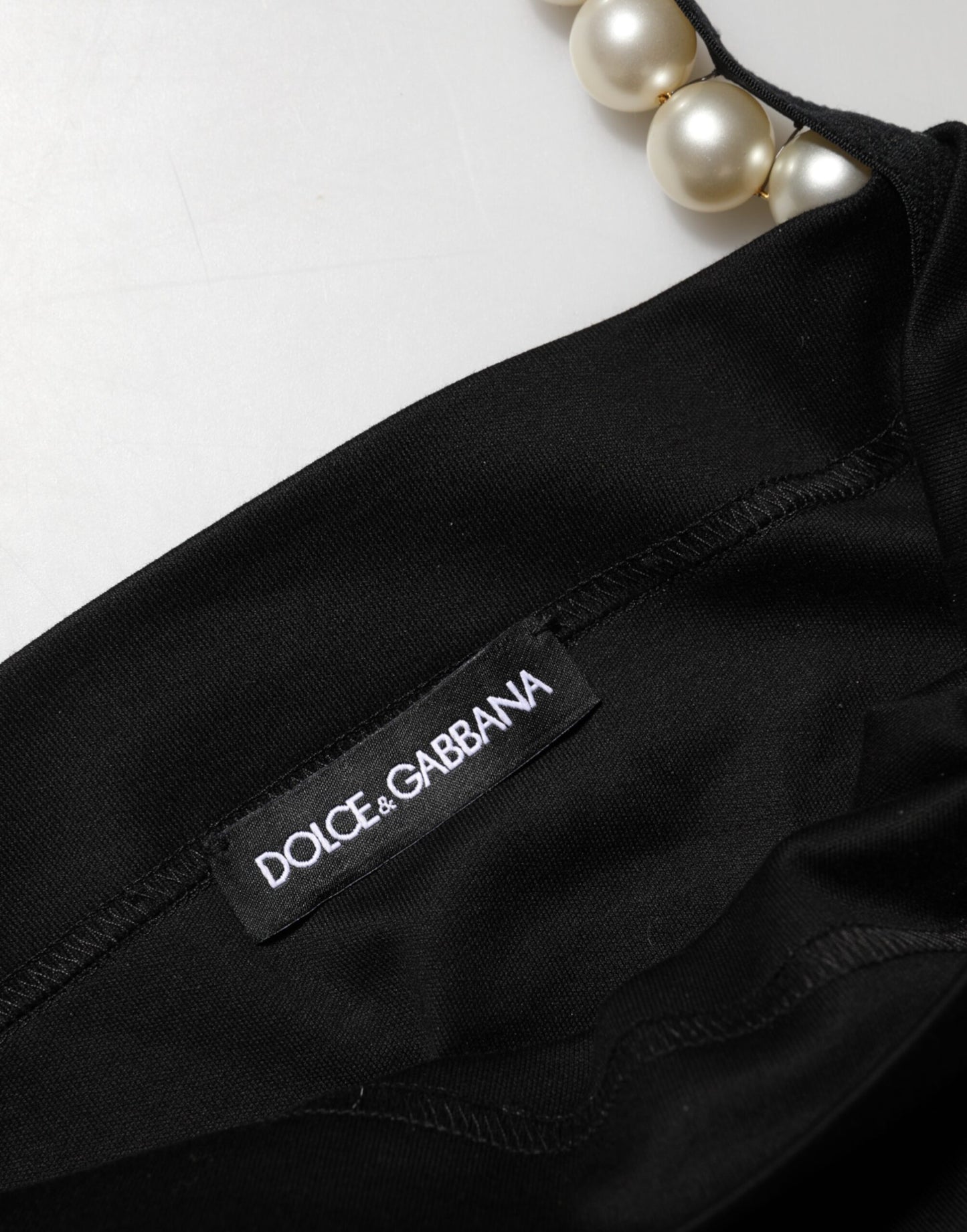 فستان دولتشي آند غابانا قصير من القطن باللون الأسود مع لؤلؤ صناعي