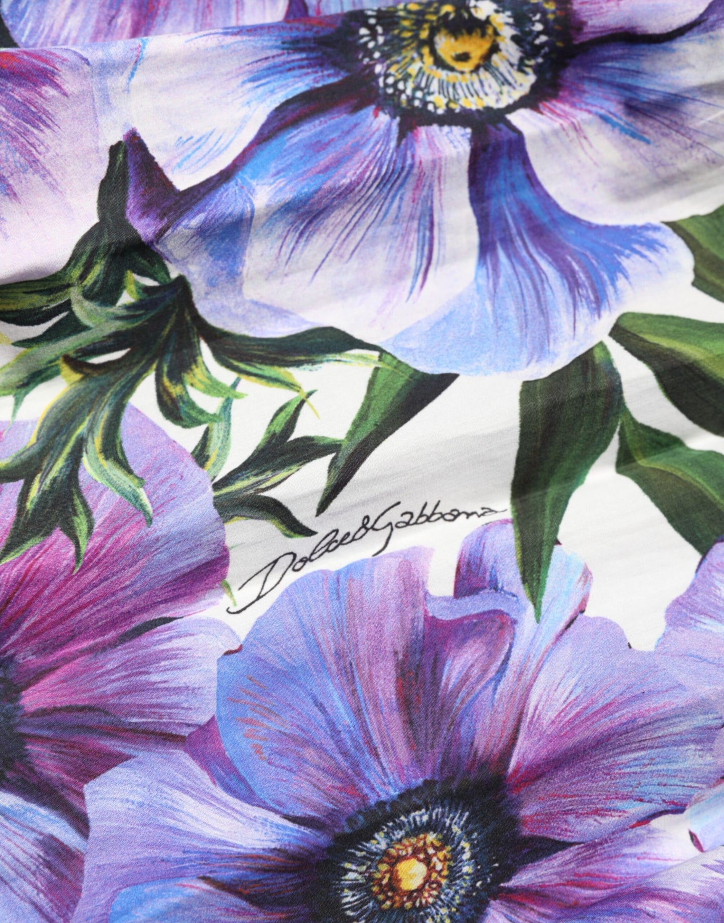 فستان دولتشي آند غابانا متوسط الطول بطبعة شقائق النعمان الأرجوانية