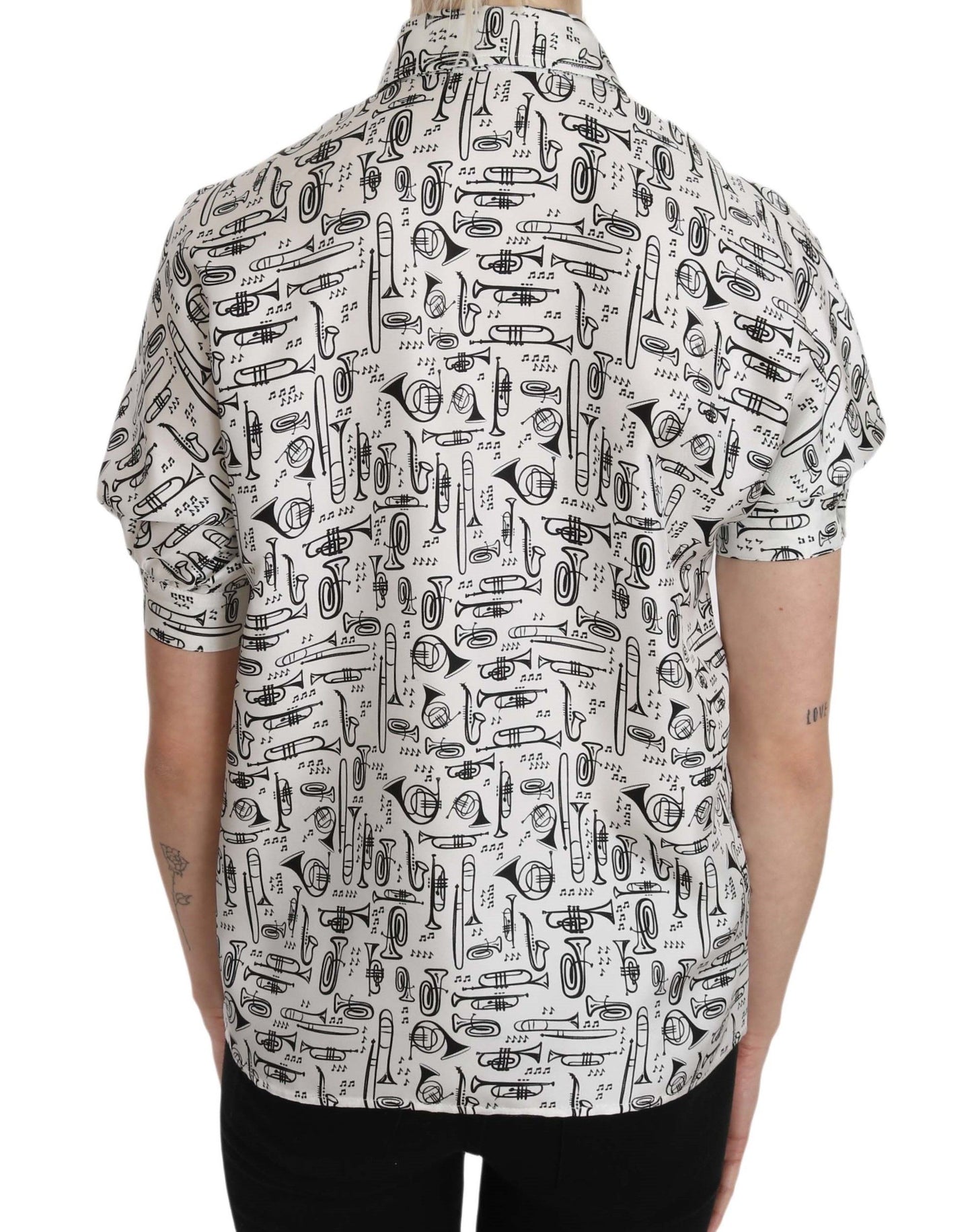 بلوزة دولتشي آند غابانا الحريرية بطبعة البوق وأزرار أمامية