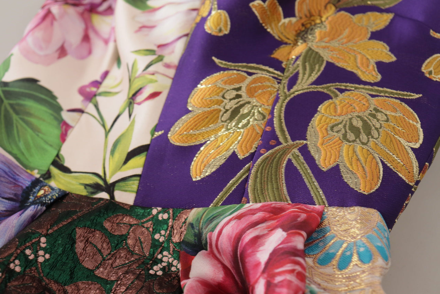 فستان دولتشي آند غابانا متوسط ​​الطول من الحرير الجاكار المزخرف بالزهور