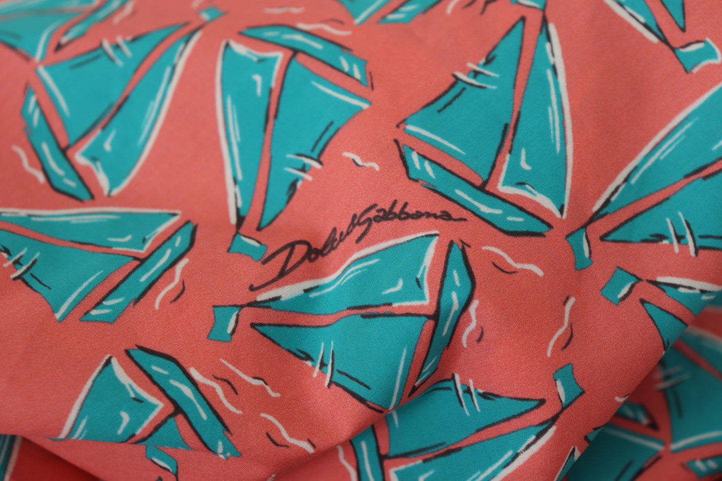 تي شيرت قطني بطبعة قارب شراعي وردي من دولتشي آند غابانا