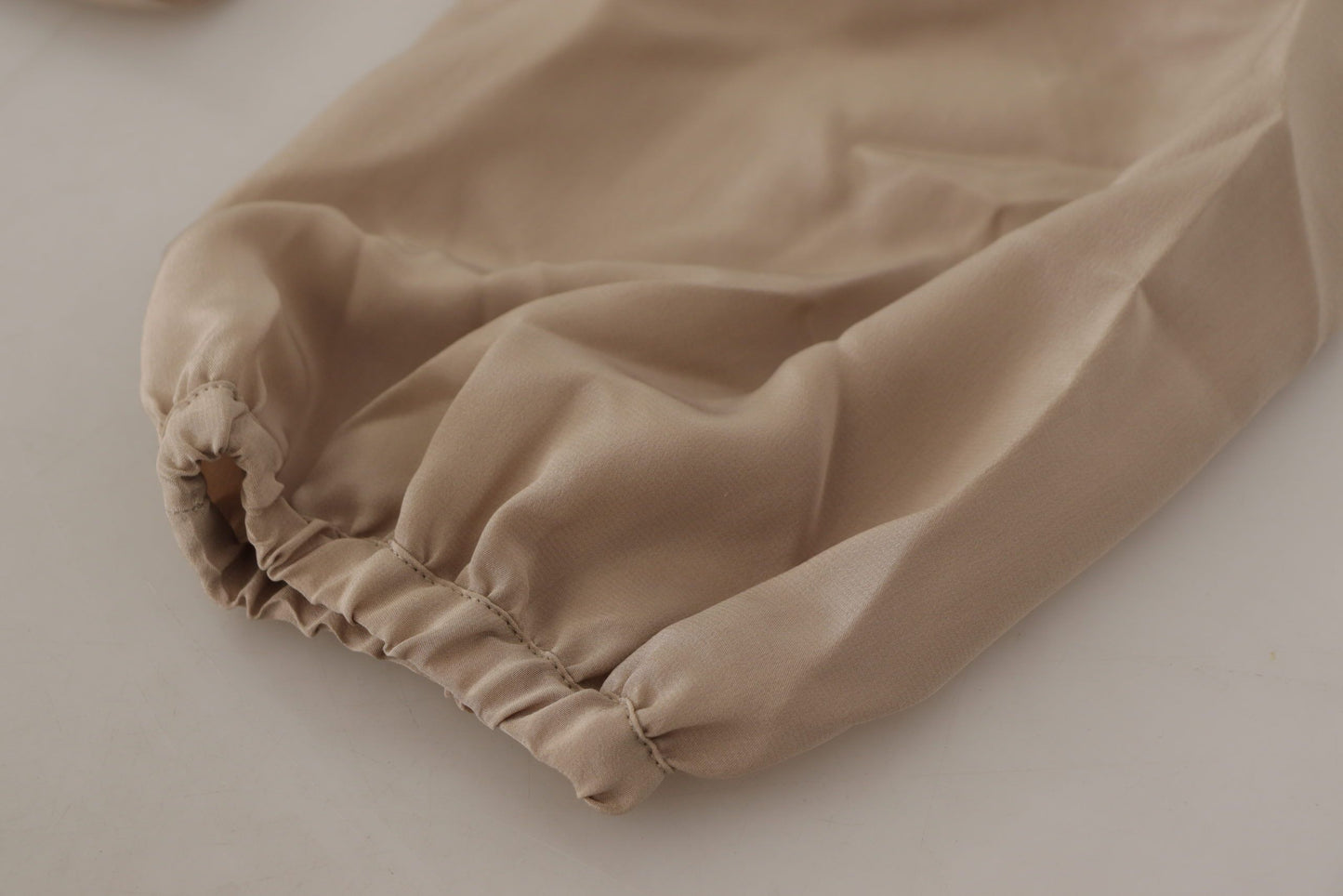 بلوزة دولتشي آند غابانا بنية اللون بأكمام على الخصر وياقة أسكوت