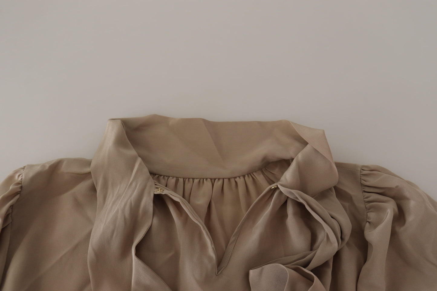 بلوزة دولتشي آند غابانا بنية اللون بأكمام على الخصر وياقة أسكوت