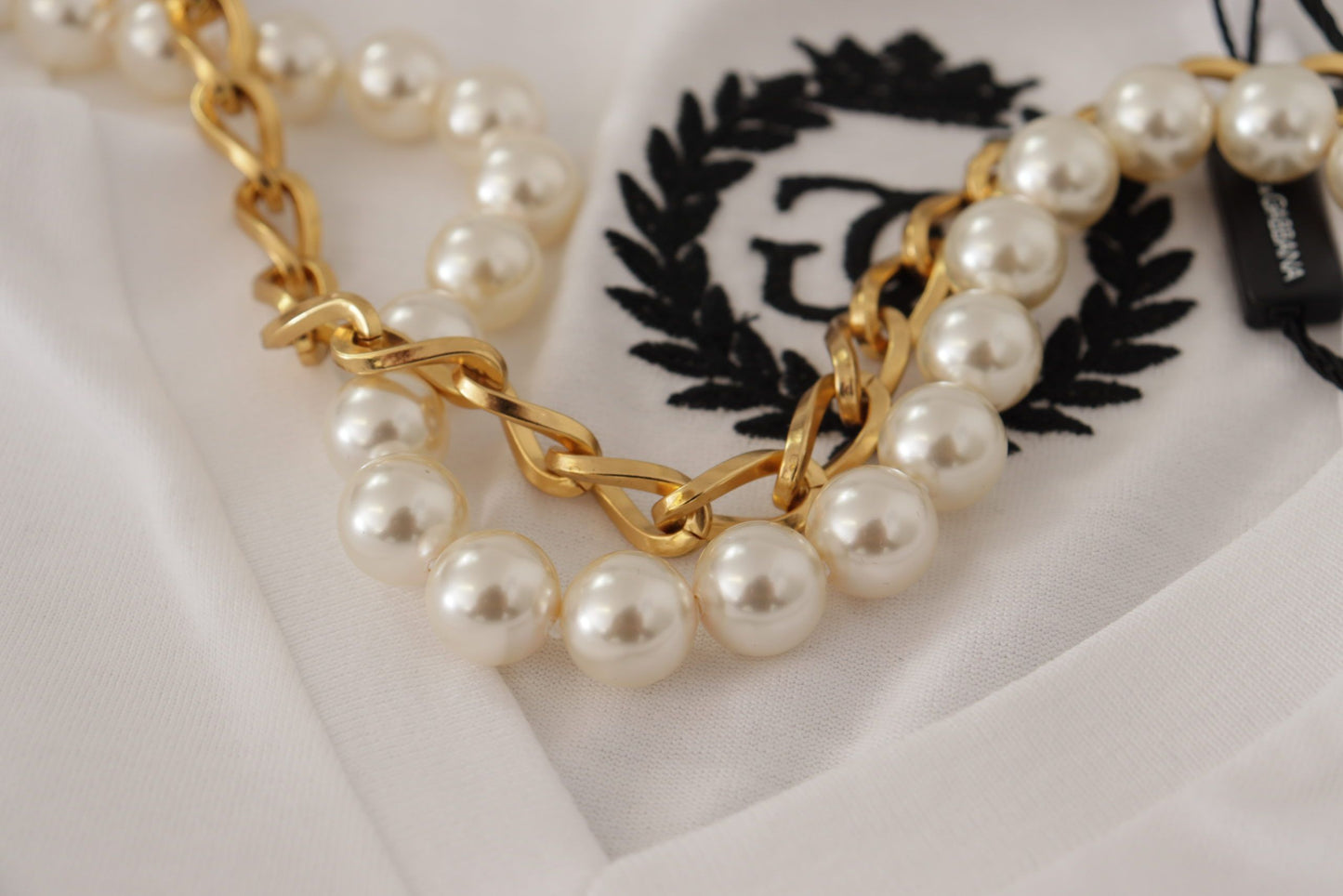 تي شيرت دولتشي آند غابانا أبيض مزين بعقدة وفتحة رقبة