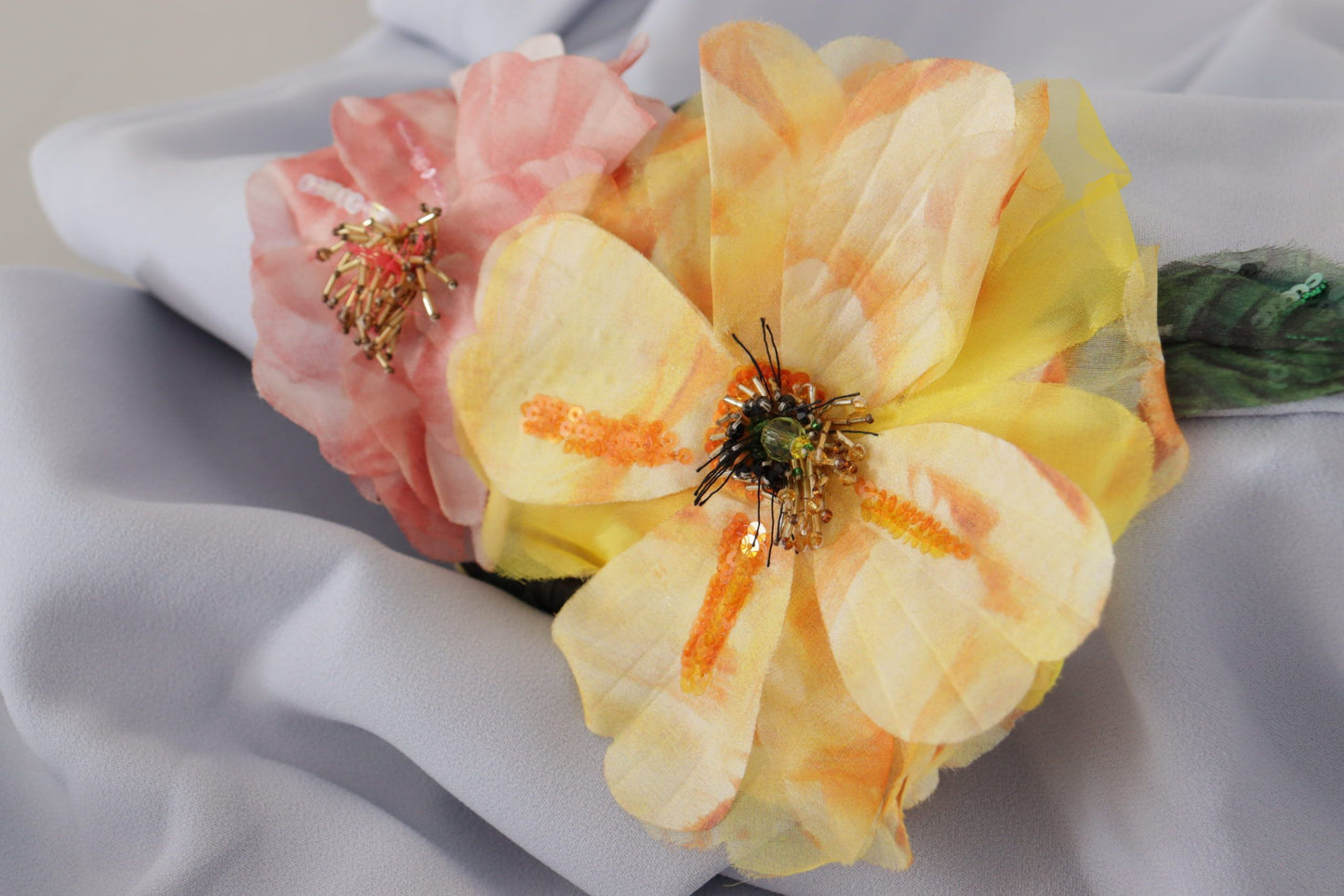 فستان دولتشي آند غابانا متوسط ​​الطول من الفيسكوز مزين بالزهور باللون الأزرق