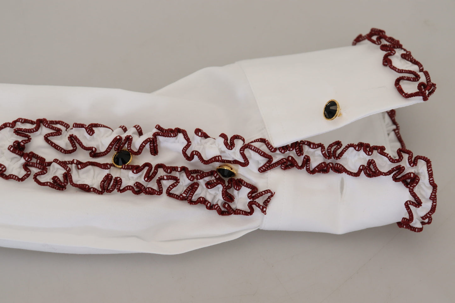 بلوزة دولتشي آند غابانا من الدانتيل الأبيض بأكمام طويلة وياقة مكشكشة