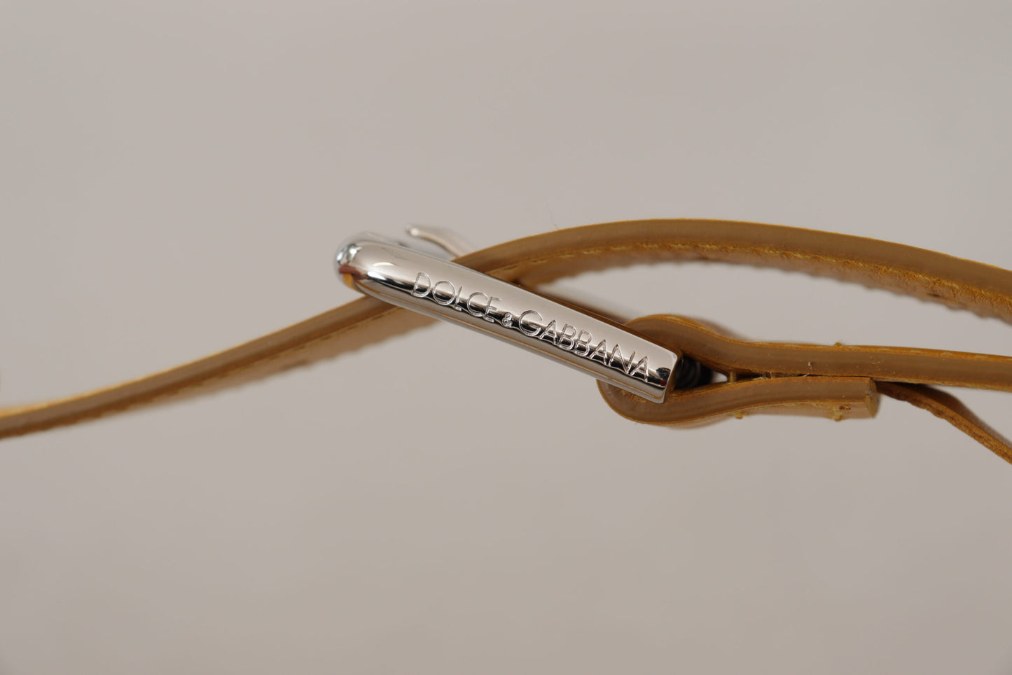 حزام دولتشي آند غابانا من الجلد الأصفر بشعار فضي اللون ومشبك معدني